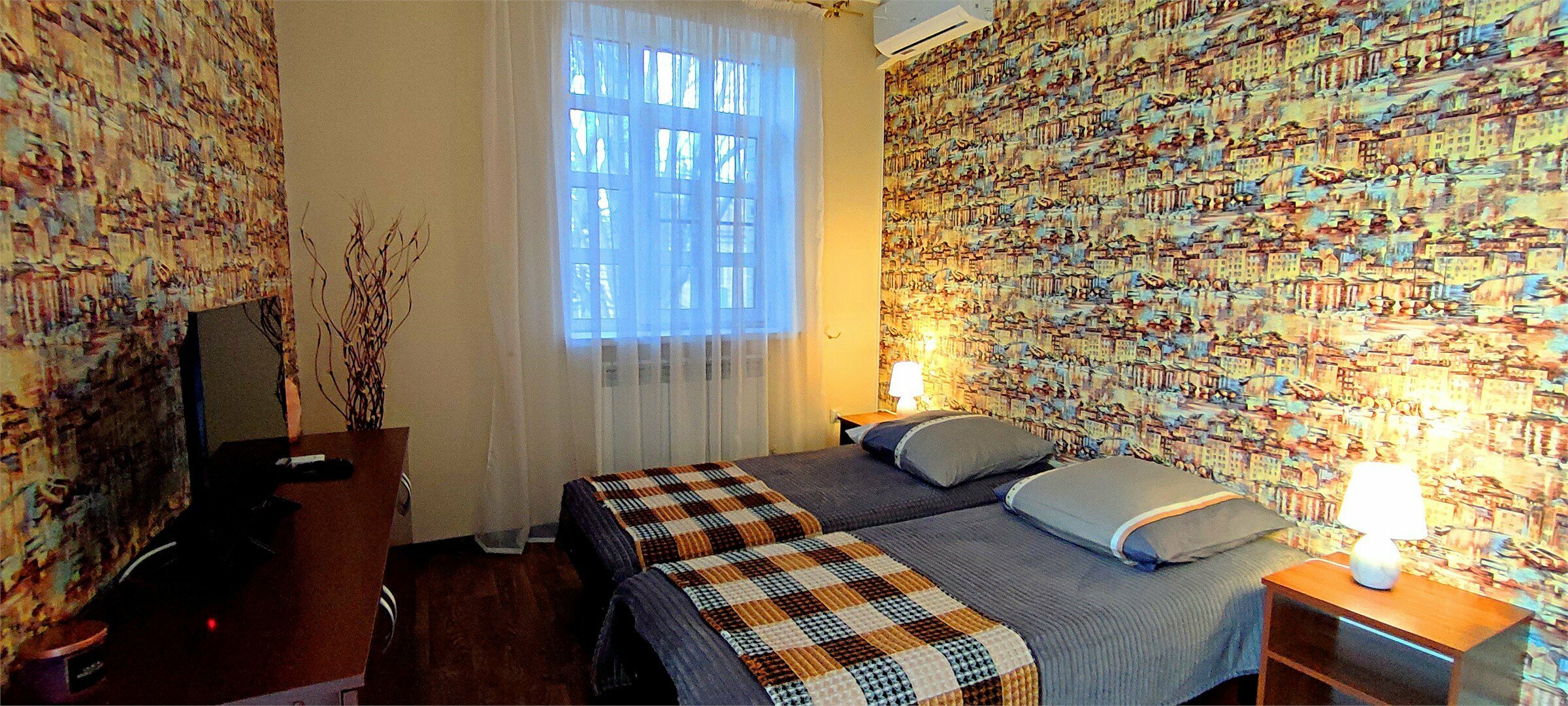 Семейный 2-комнатный Superior Yellow с 1 двуспальной и 2 односпальными кроватями