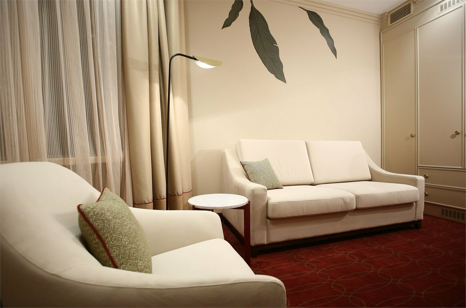 Luxe - двухкомнатный номер с большой кроватью и гостиной