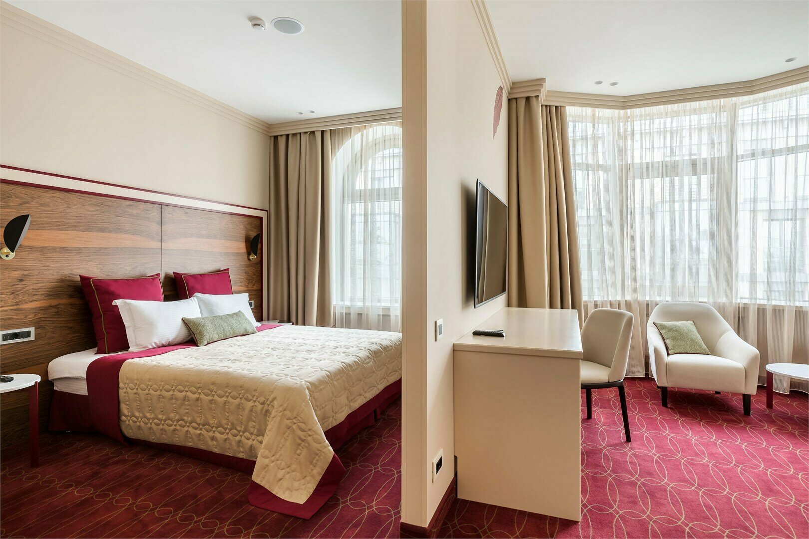 Luxe - двухкомнатный номер с большой кроватью и гостиной