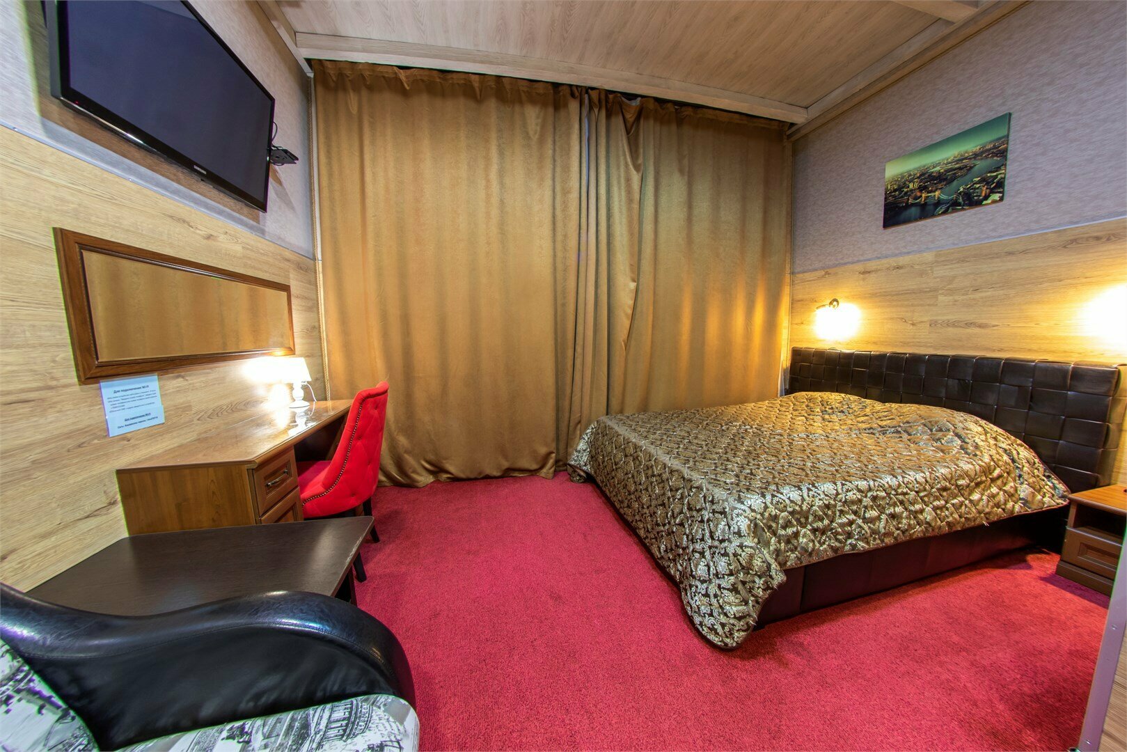 Номер бизнес-класса с видом из окна