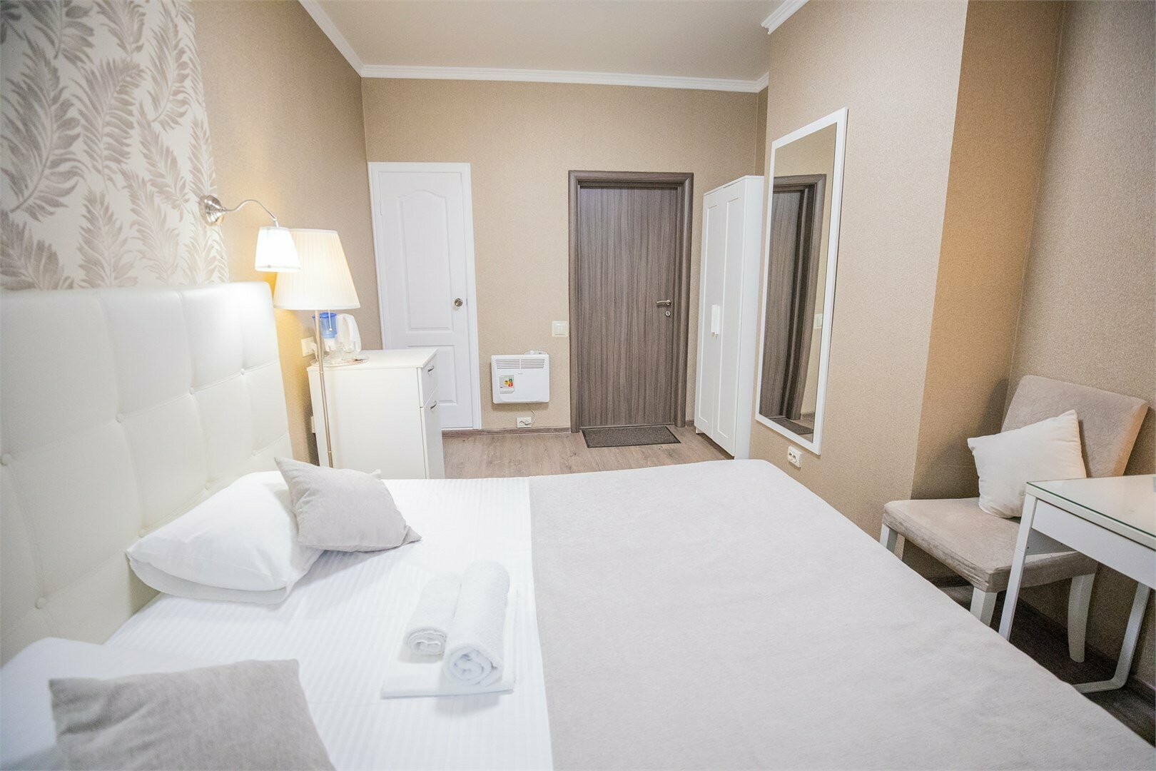 №6 Улучшенный двухместный номер (1 большая кровать или 2 односпальные кровати)