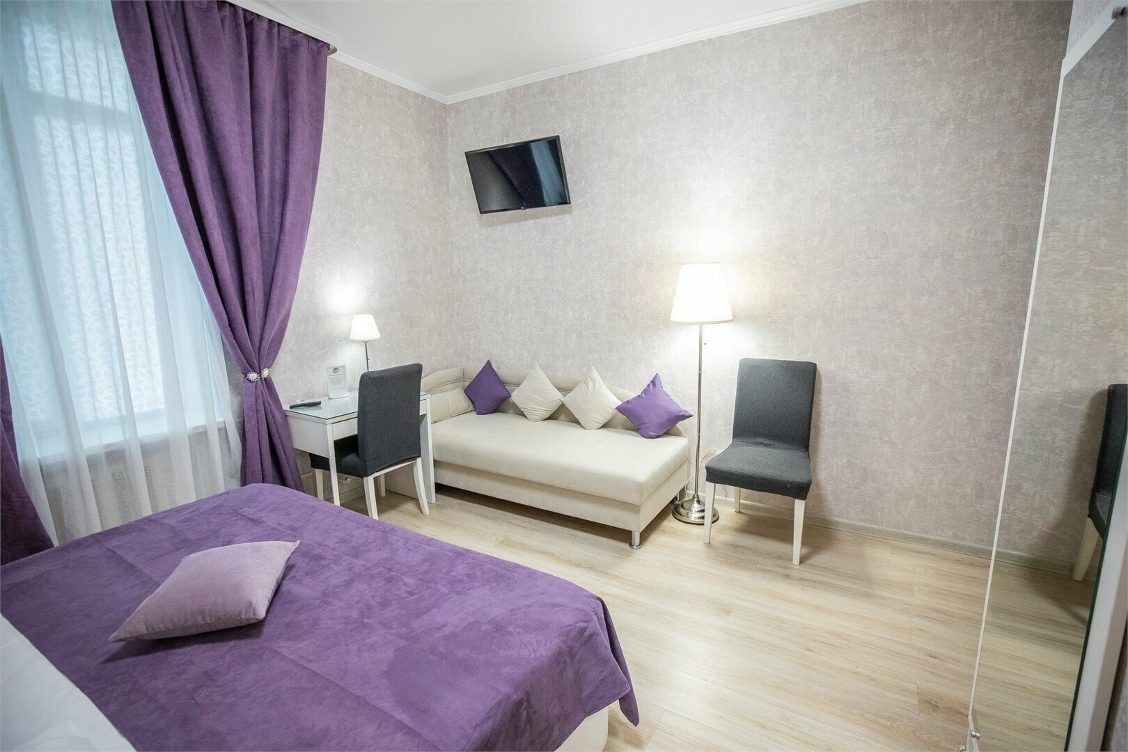 №1 Улучшенный трехместный номер (1 большая кровать или 3 односпальные кровати)