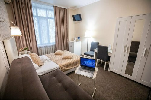 №2 Улучшенный четырехместный номер (1 большая кровать+диван)