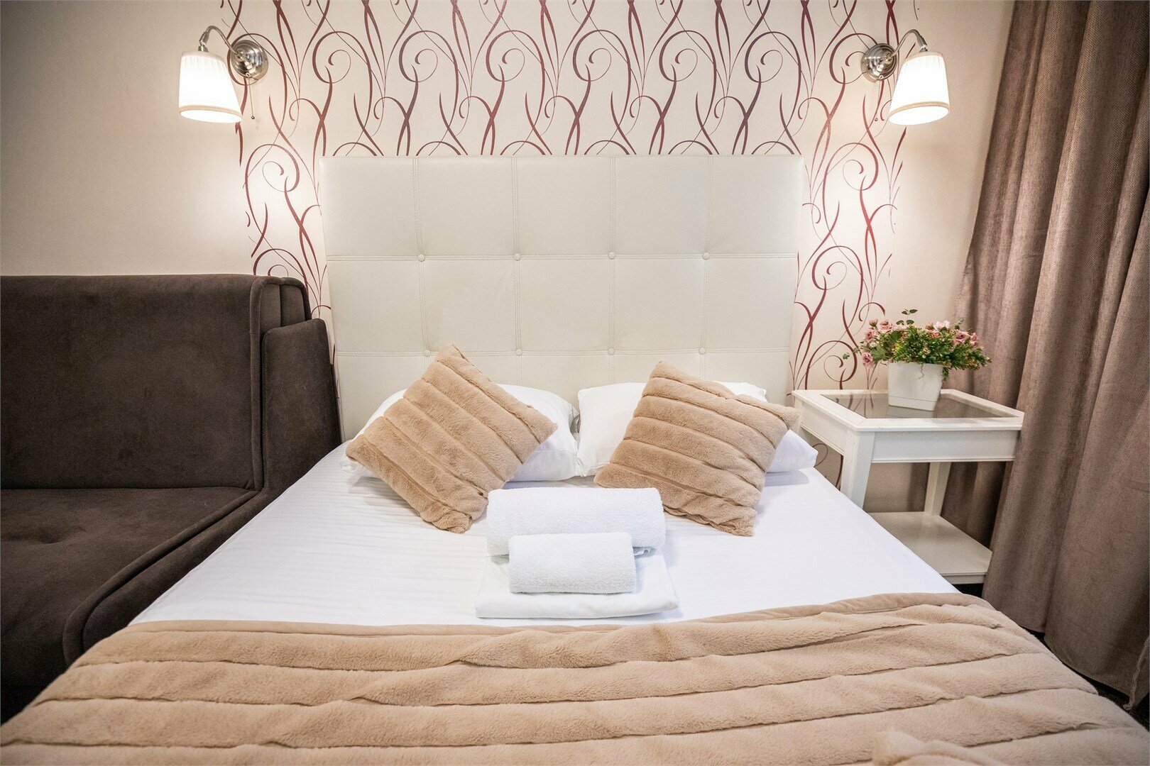 №2 Улучшенный четырехместный номер (1 большая кровать+диван)