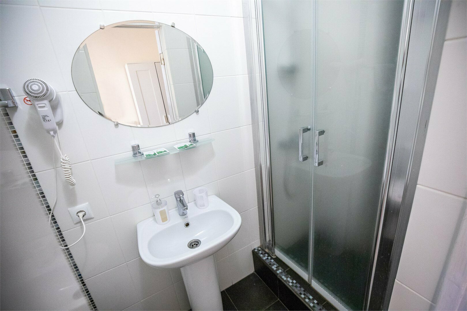 №4 Улучшенный трёхместный номер (1 большая кровать или 3 односпальные кровати)