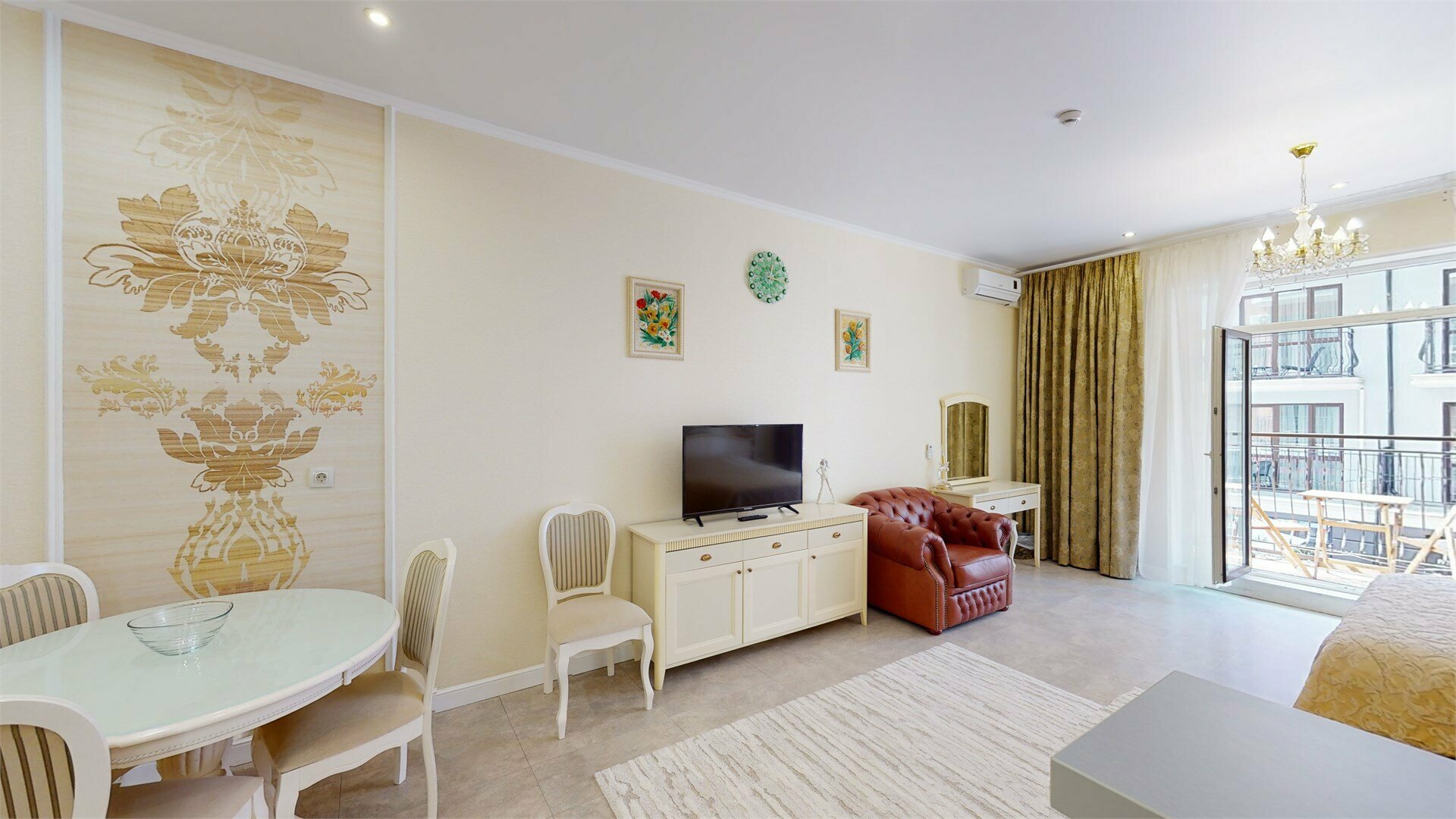 Апартаменты- Студио с балконом для троих