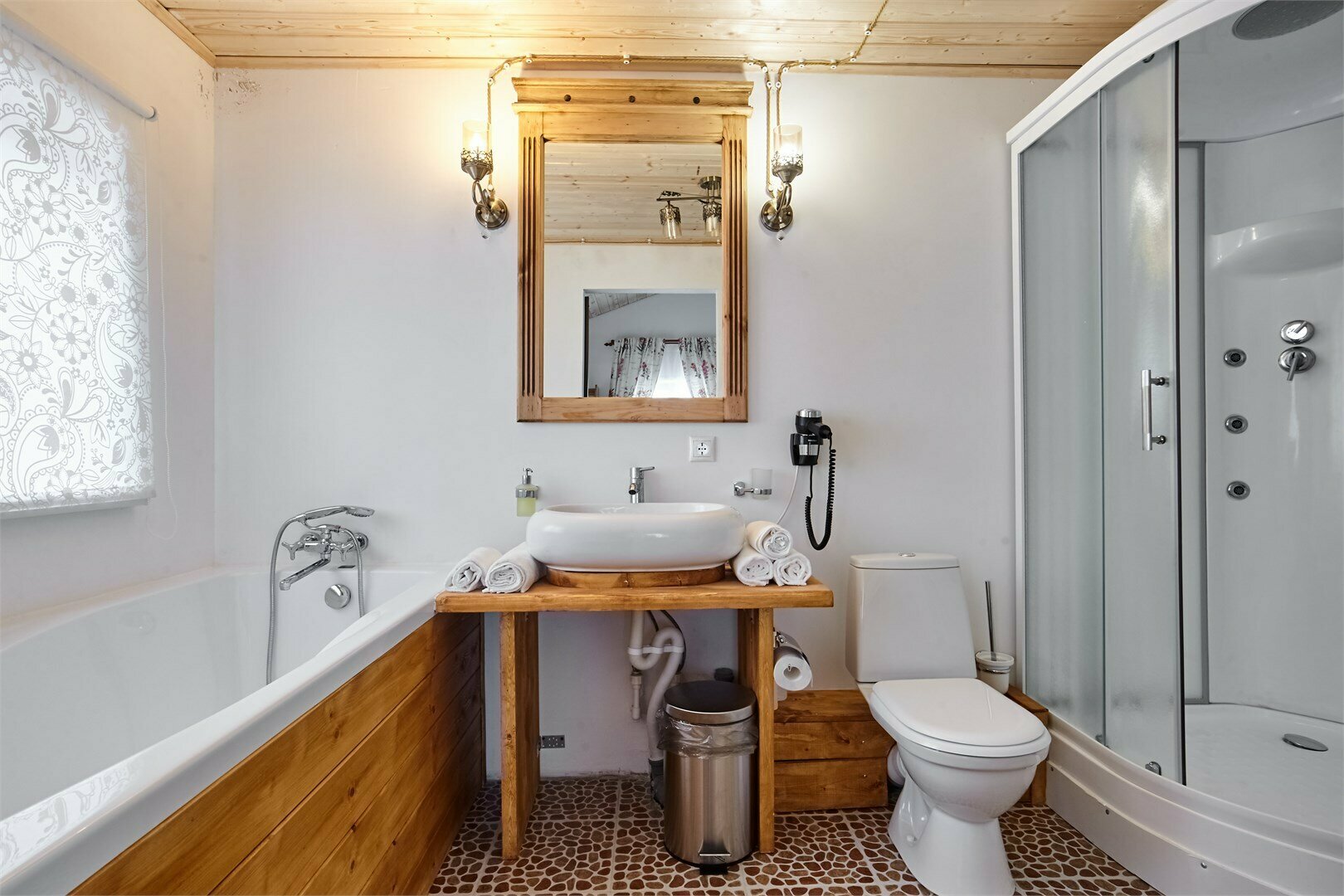 Апартаменты на 2-х гостей с камином и ванной