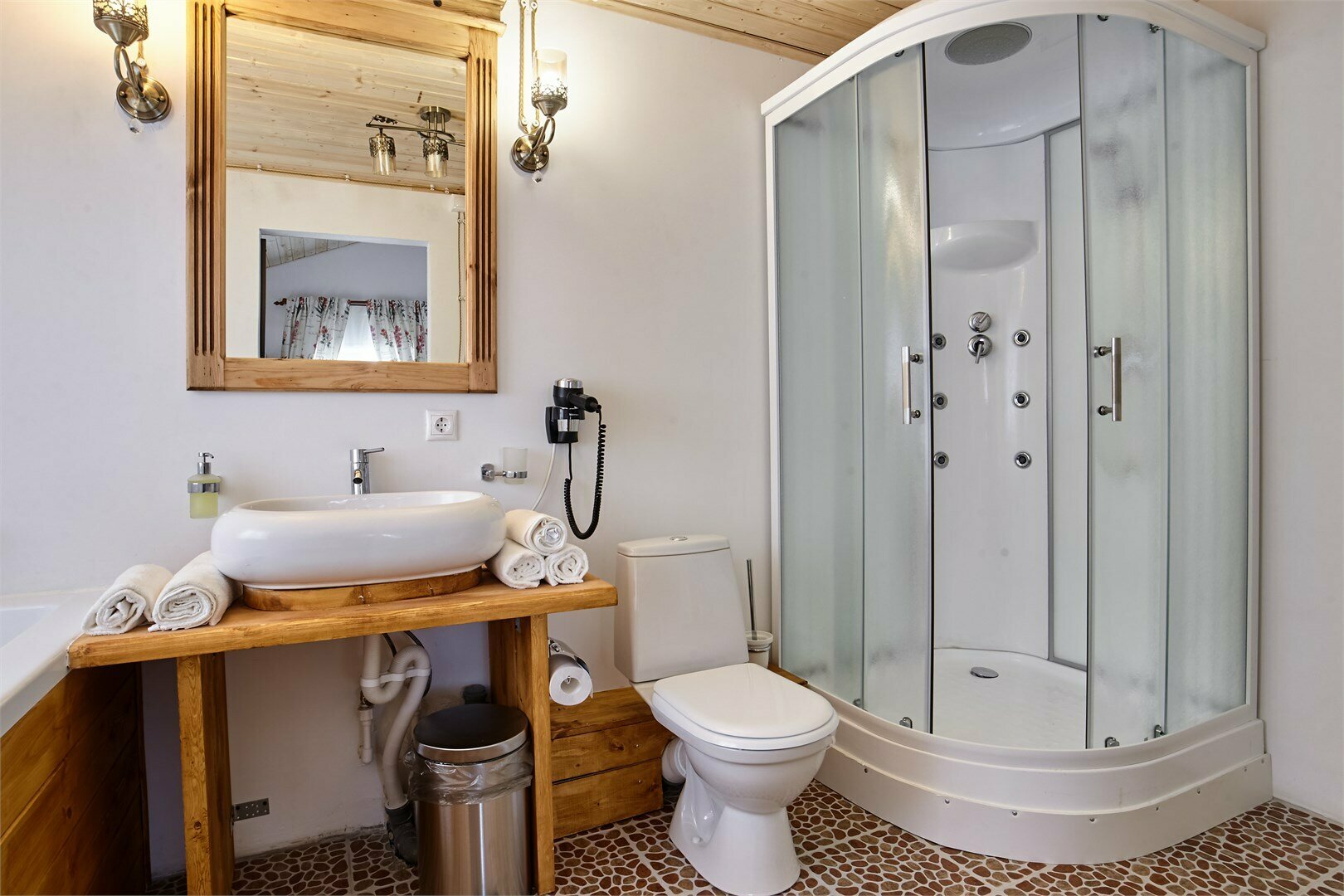 Апартаменты на 2-х гостей с камином и ванной