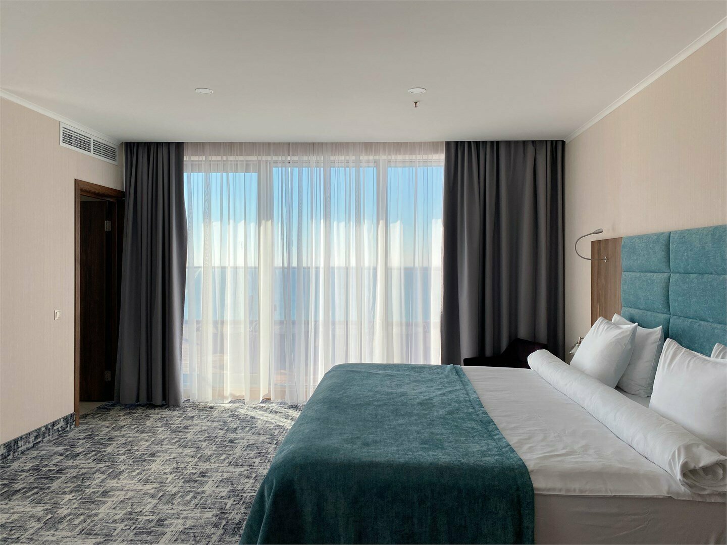 Трехкомнатные Апартаменты с бассейном и видом на море