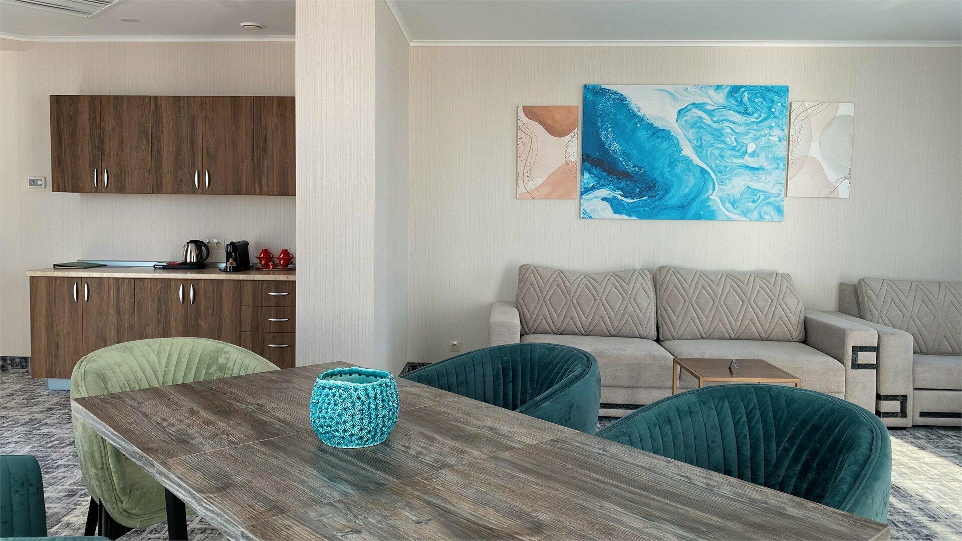 Трехкомнатные Апартаменты с джакузи и видом на море