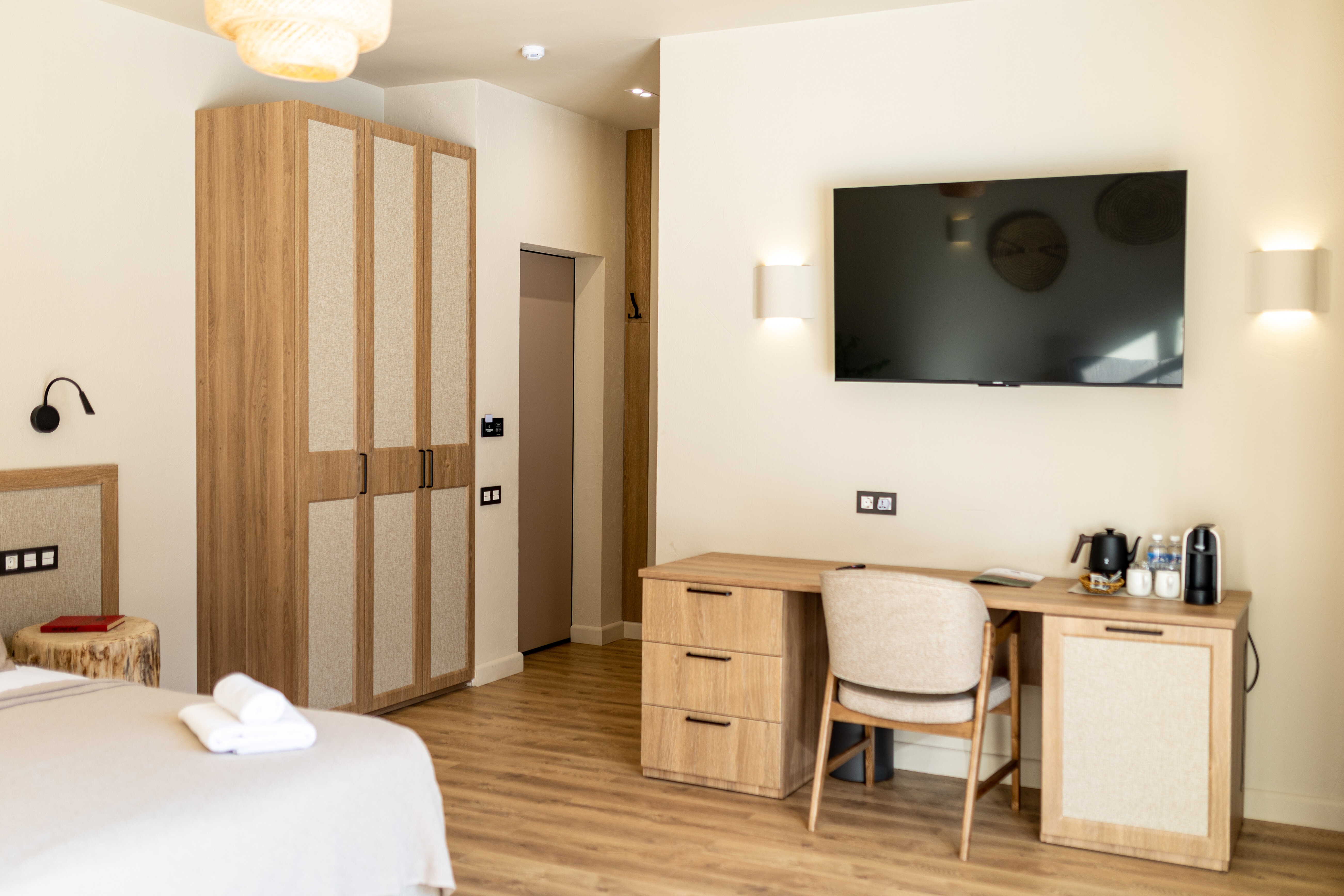 Трехместный номер с видом на горы