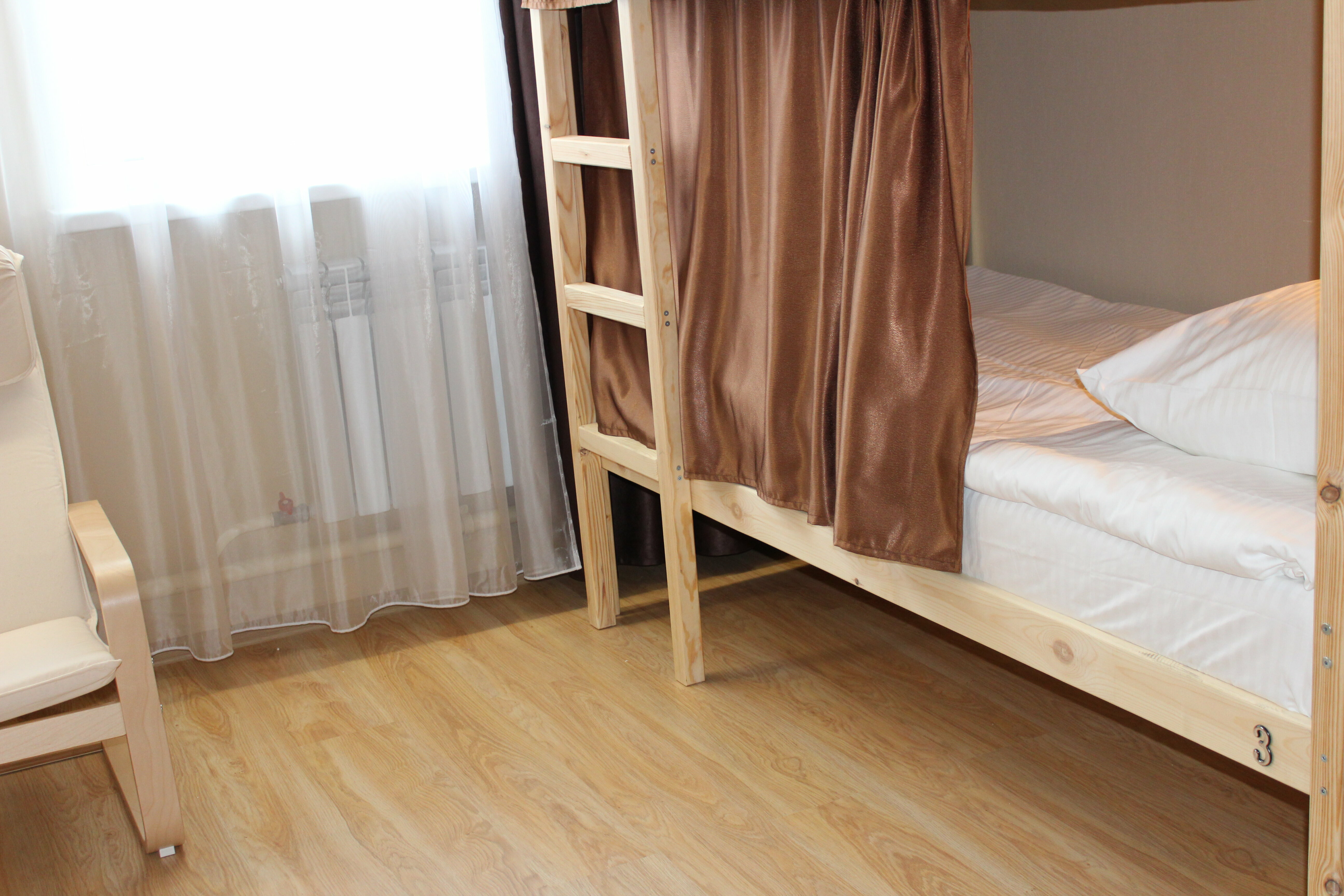 Кровать в общем 6-местном номере для мужчин и женщин