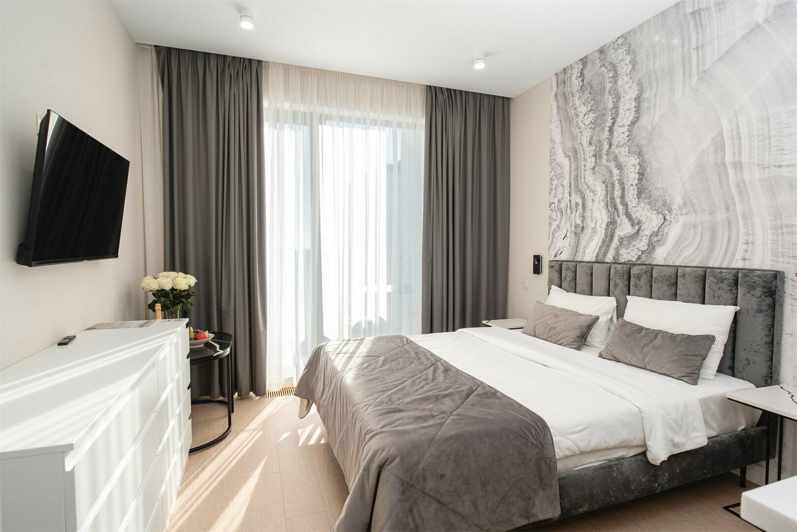 Студия с видом на бассейн