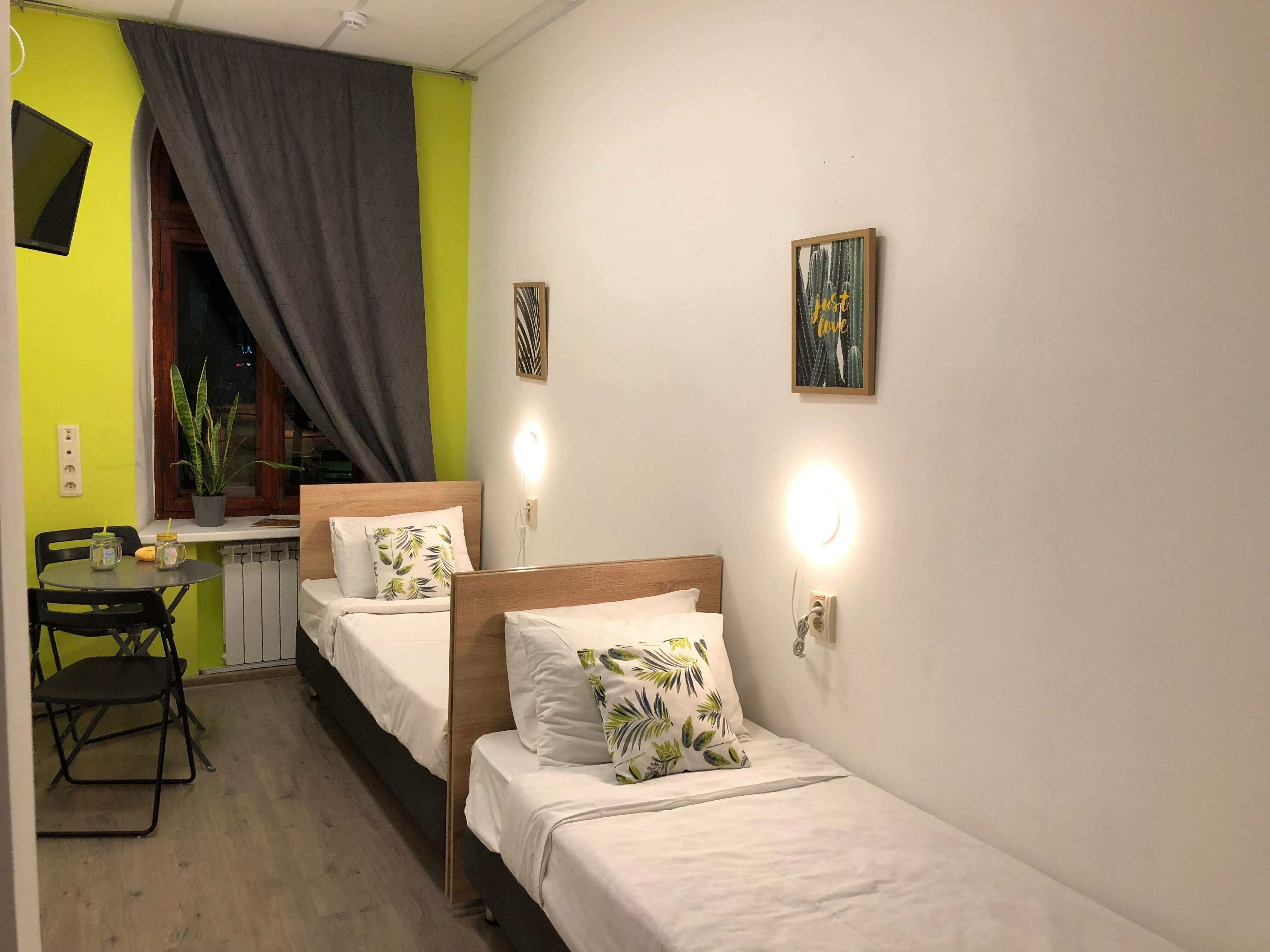 Двухместный номер эконом-класса с 2 отдельными кроватями