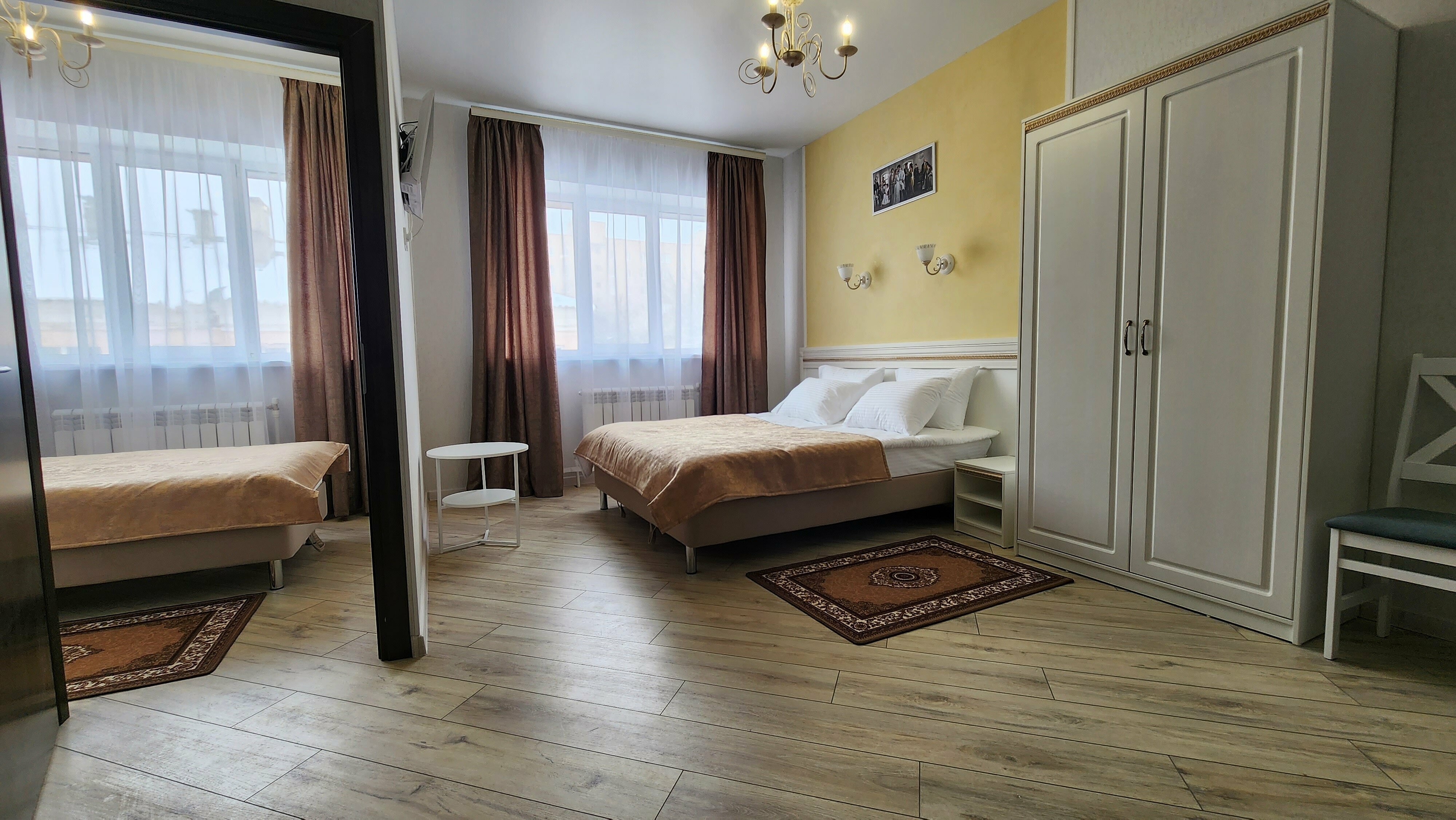 Люкс с одной двуспальной кровать, одной односпальной кроватью и диваном