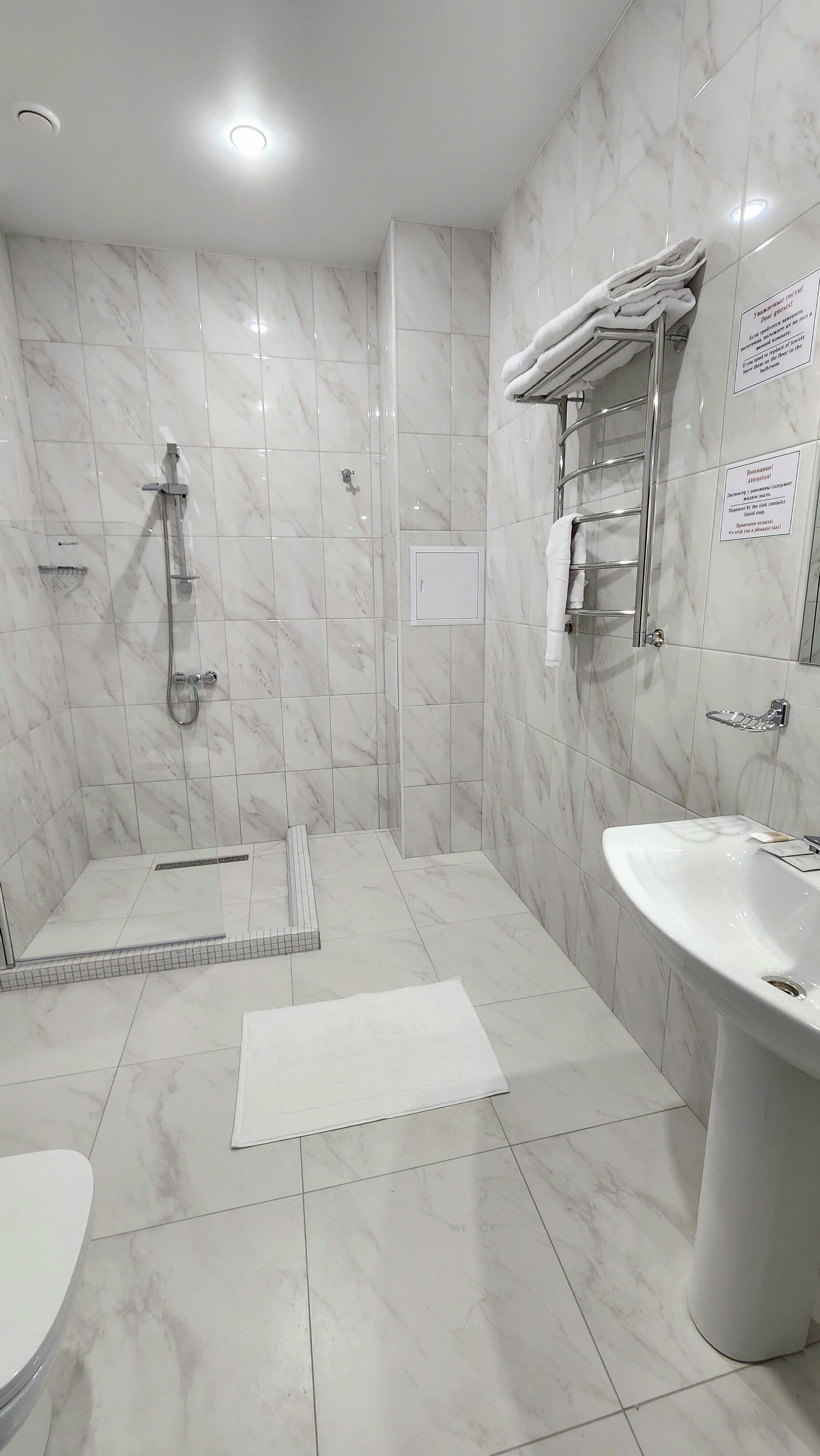 Просторный люкс с двуспальной кроватью и диваном