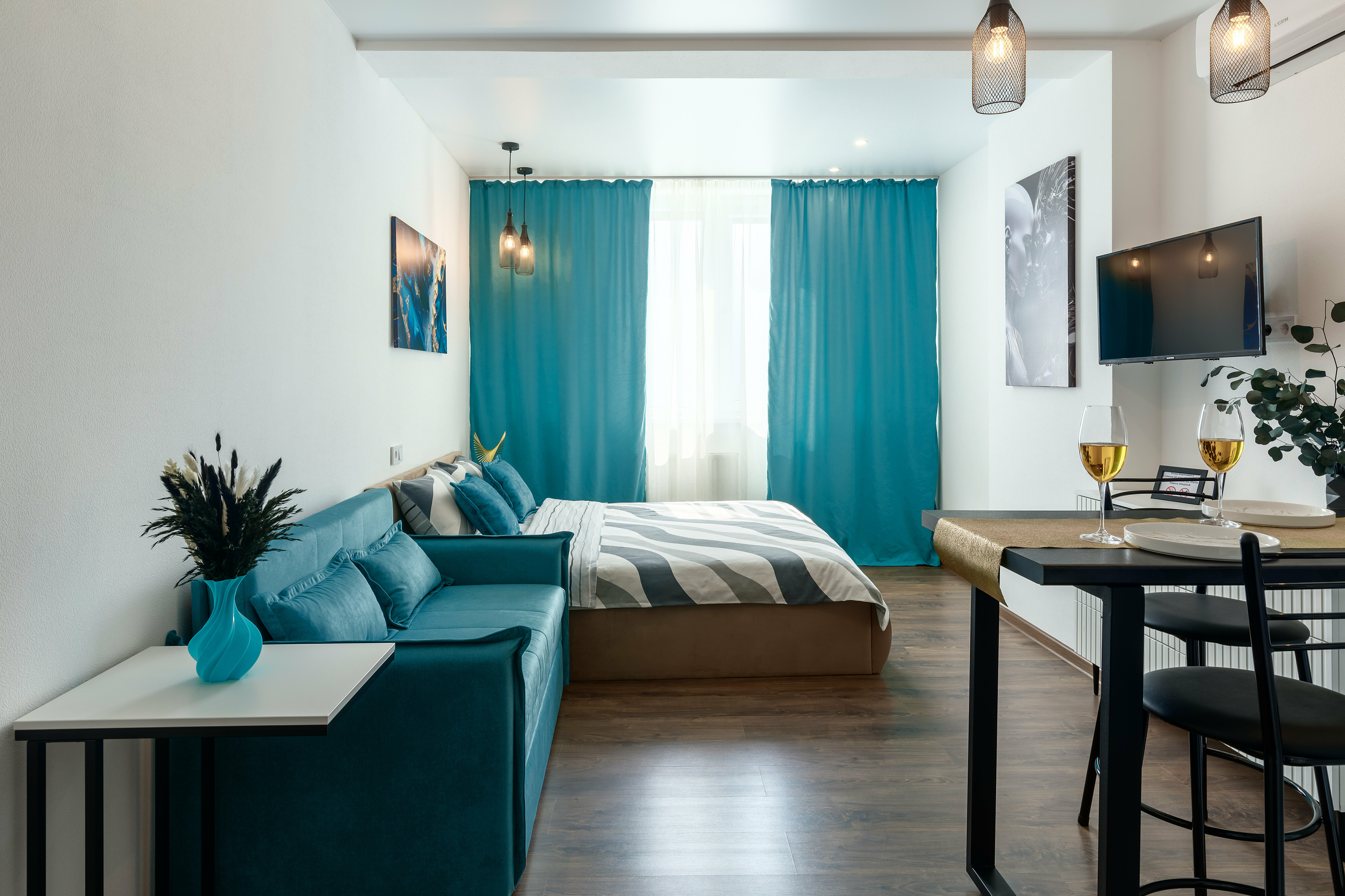 Номер-студия с кроватью размера "king-size" и диван-кроватью