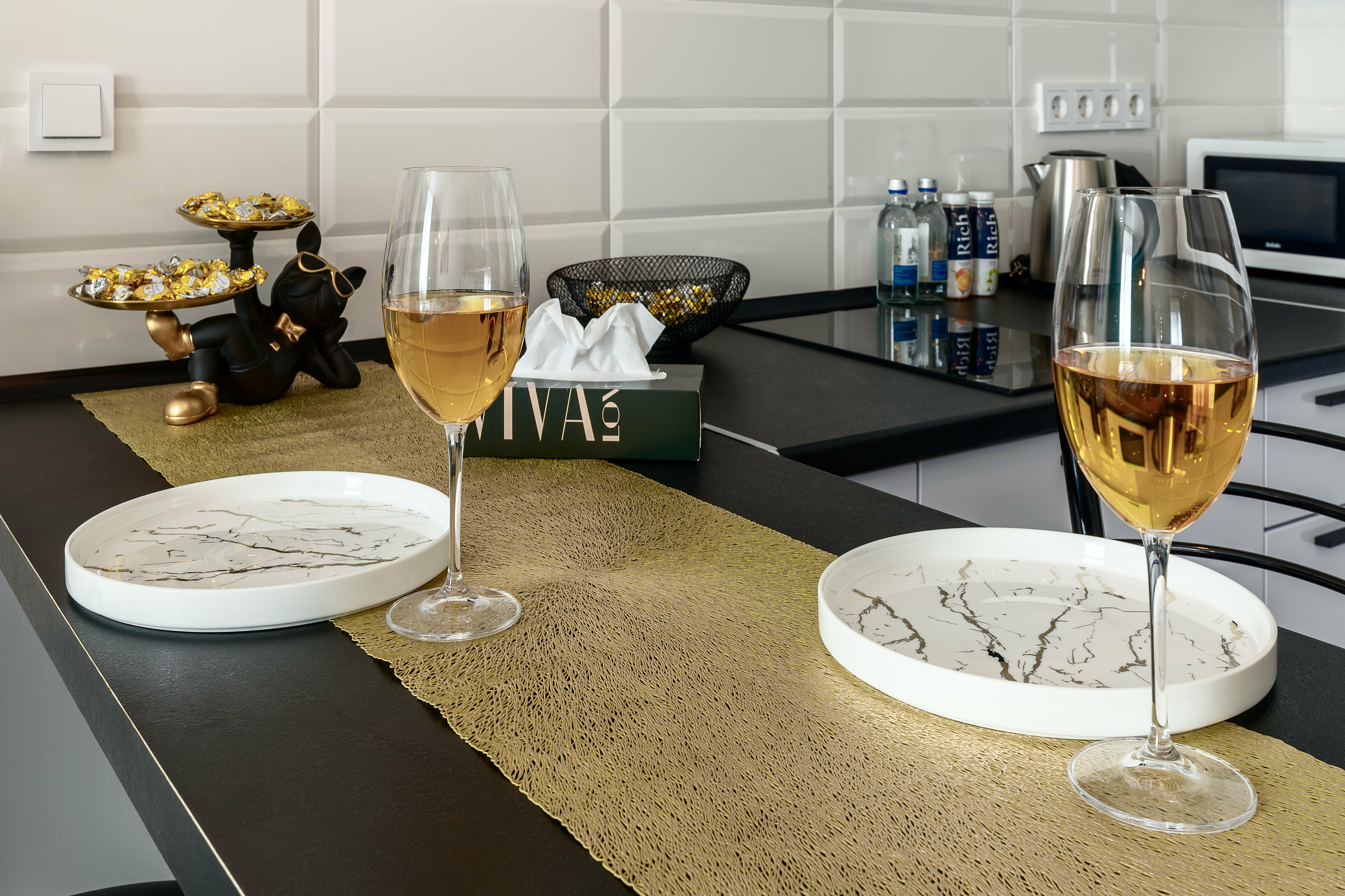 Номер-студия с кроватью размера "king-size" и диван-кроватью