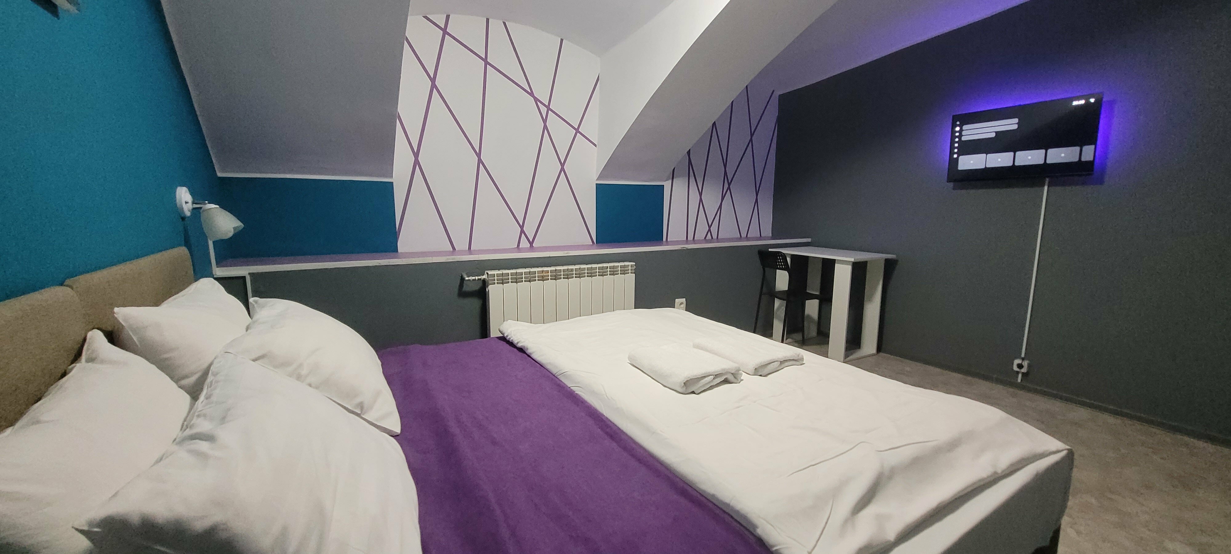 Номер с большой кроватью, личным с/у и без окна