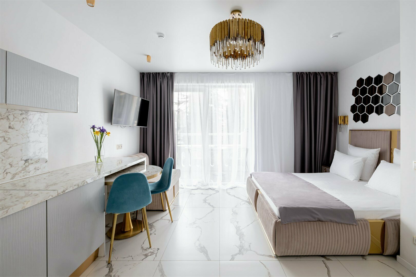 Делюкс видовой с балконом и террасой