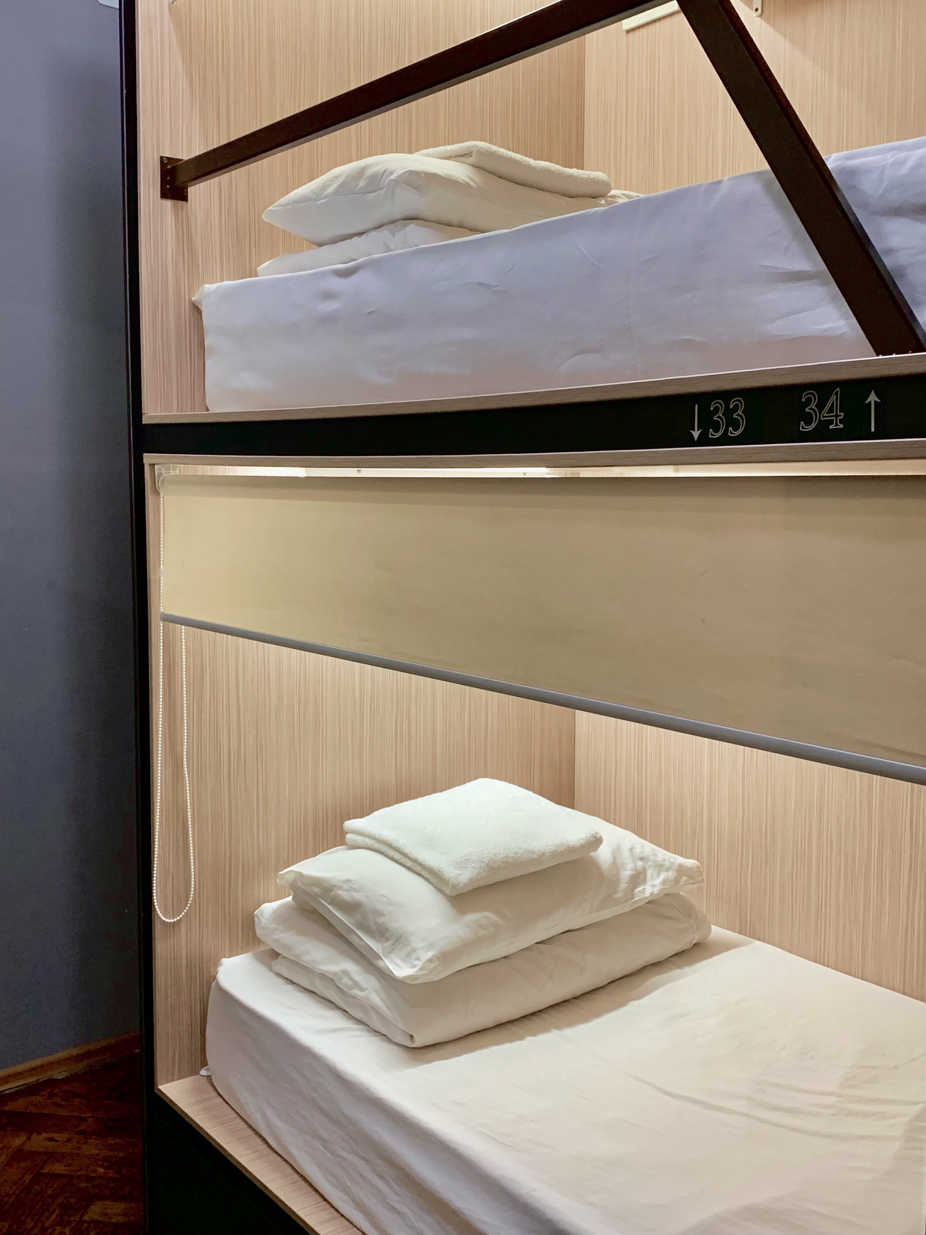 Одноместная капсула первый ярус в общем 12 местном номере