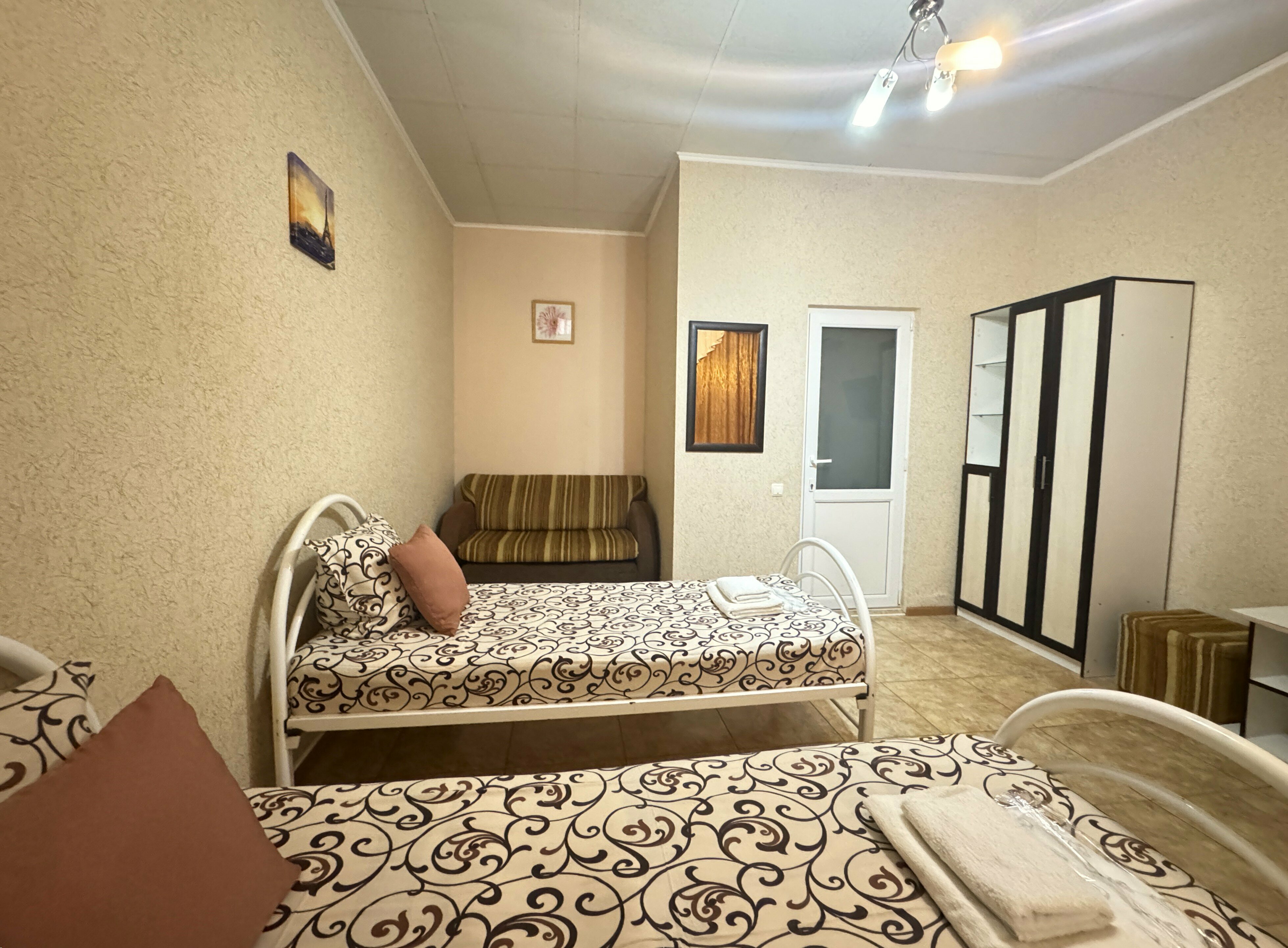 Семейный стандарт 2+2 (без окна) с раздельными кроватями и диваном (1 этаж)