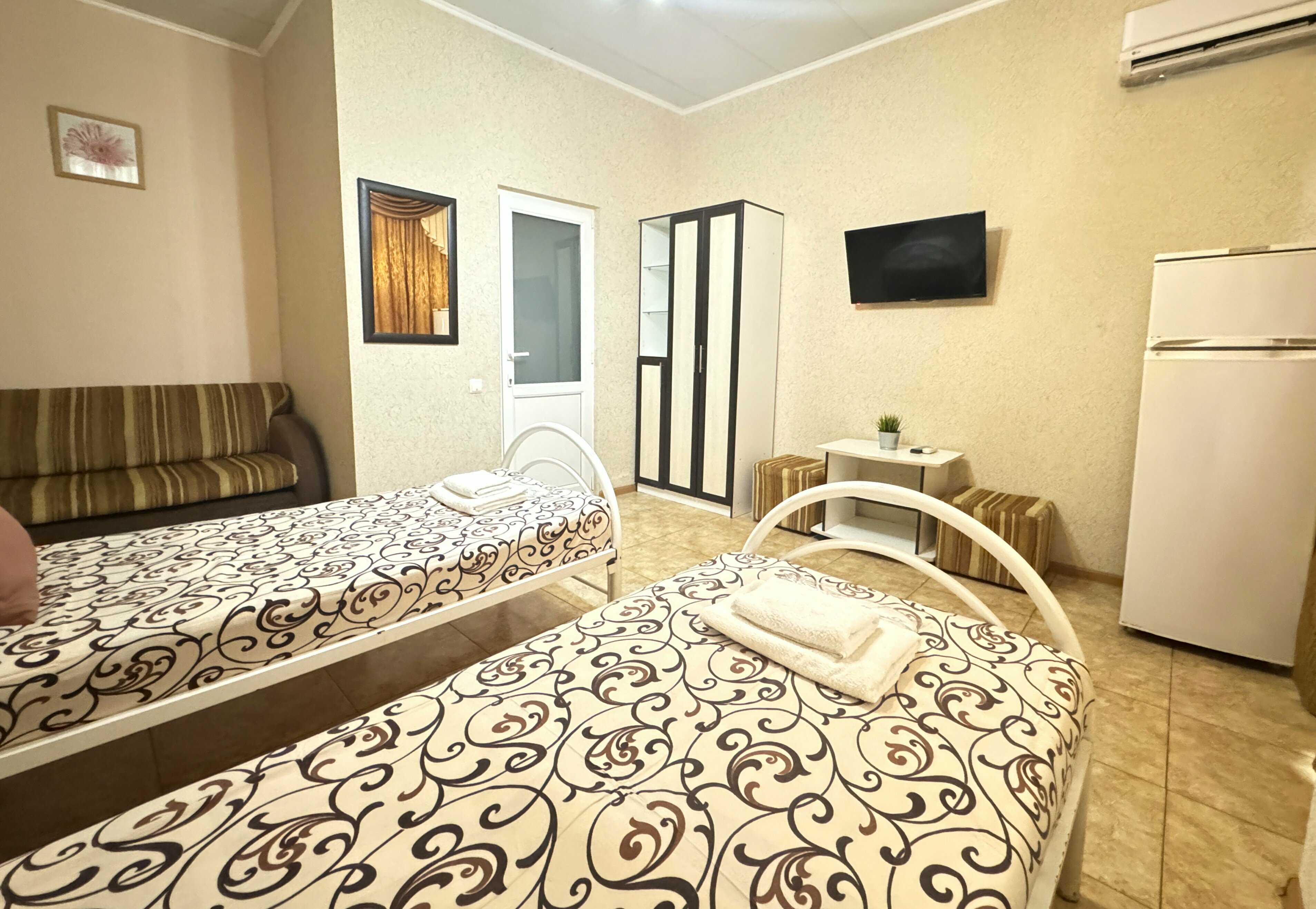 Семейный стандарт 2+2 (без окна) с раздельными кроватями и диваном (1 этаж)