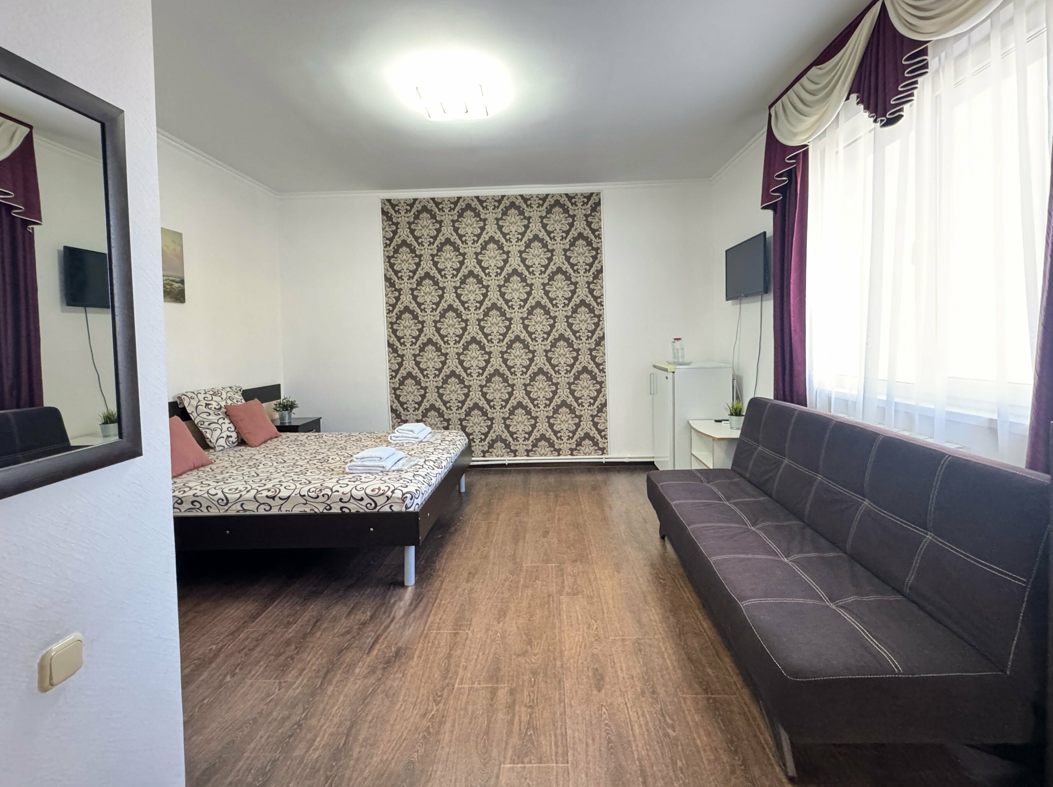 Семейный улучшенный 2+2 с диваном (без вида из окна)