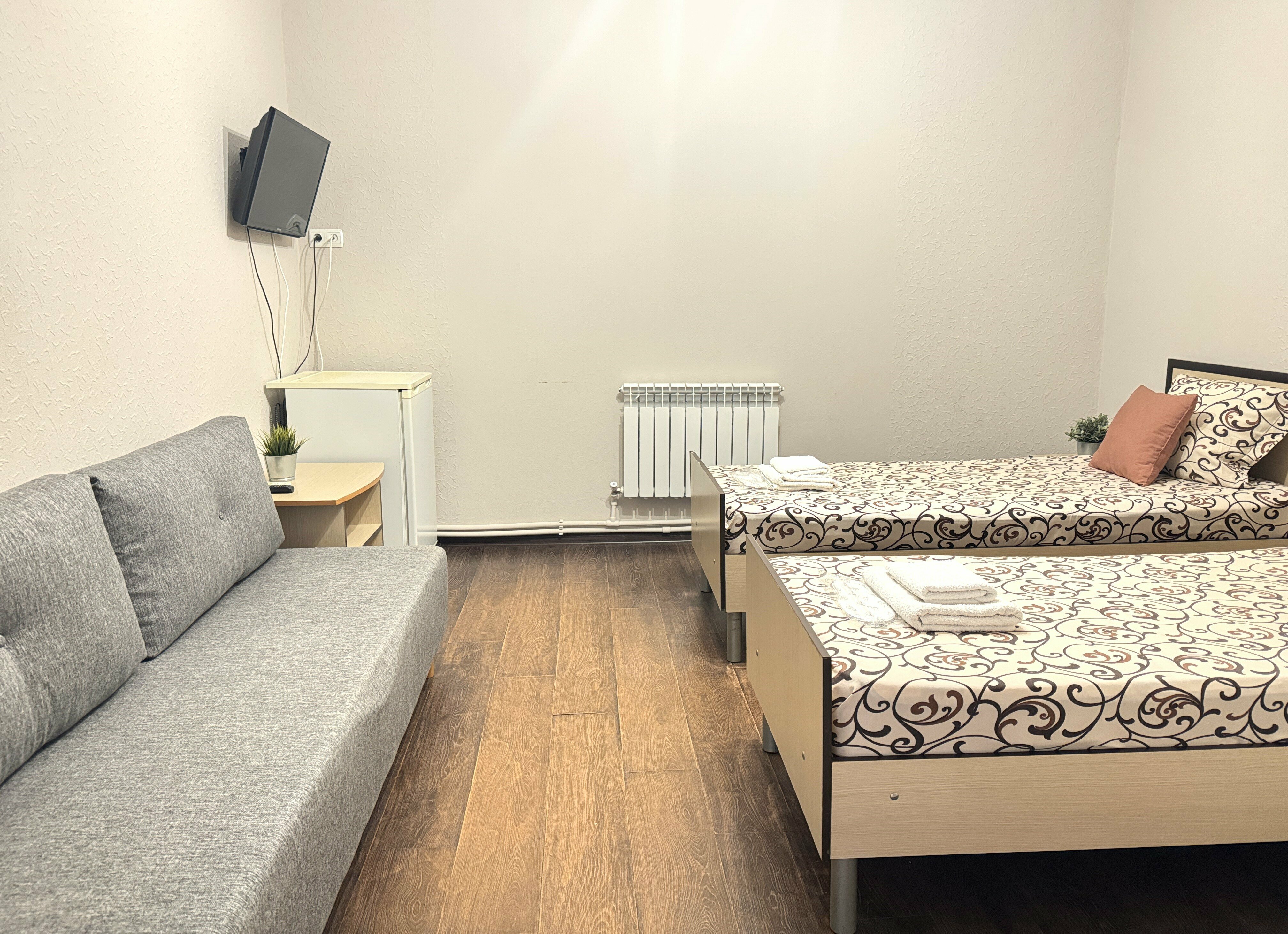 Семейный стандарт 2+2 (без окна) с раздельными кроватями и диваном