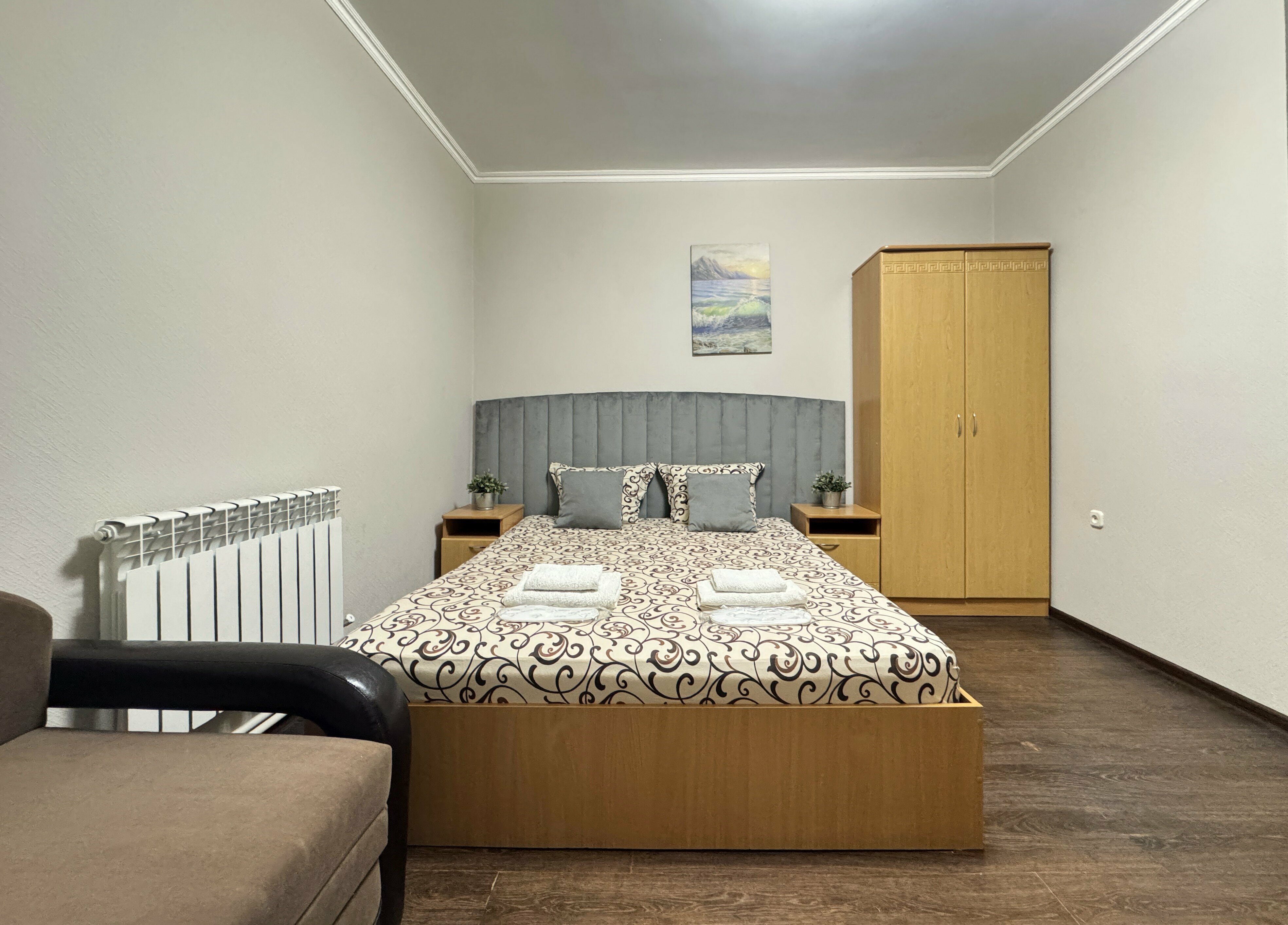 Семейный стандарт 2+2 (без окна) с двуспальной кроватью и диваном