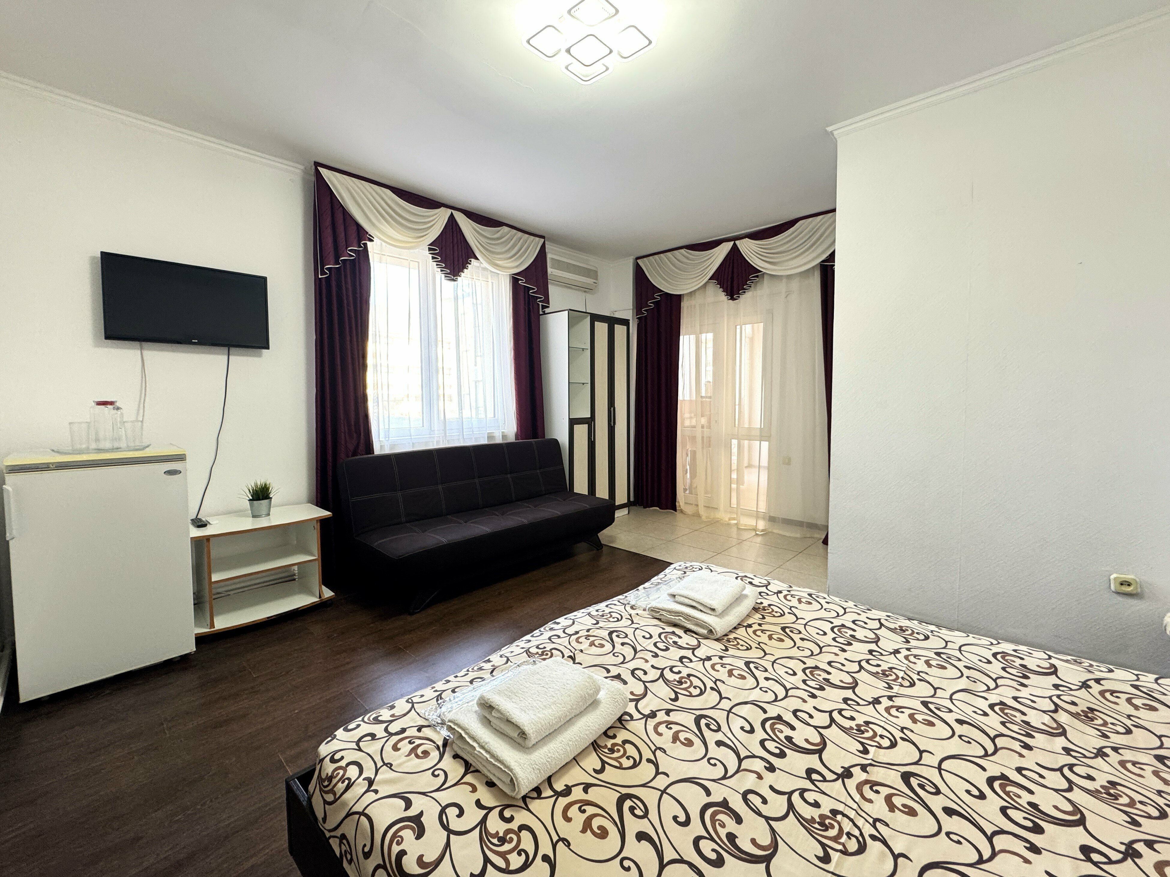 Семейный улучшенный 2+2 с диваном (без вида из окна)