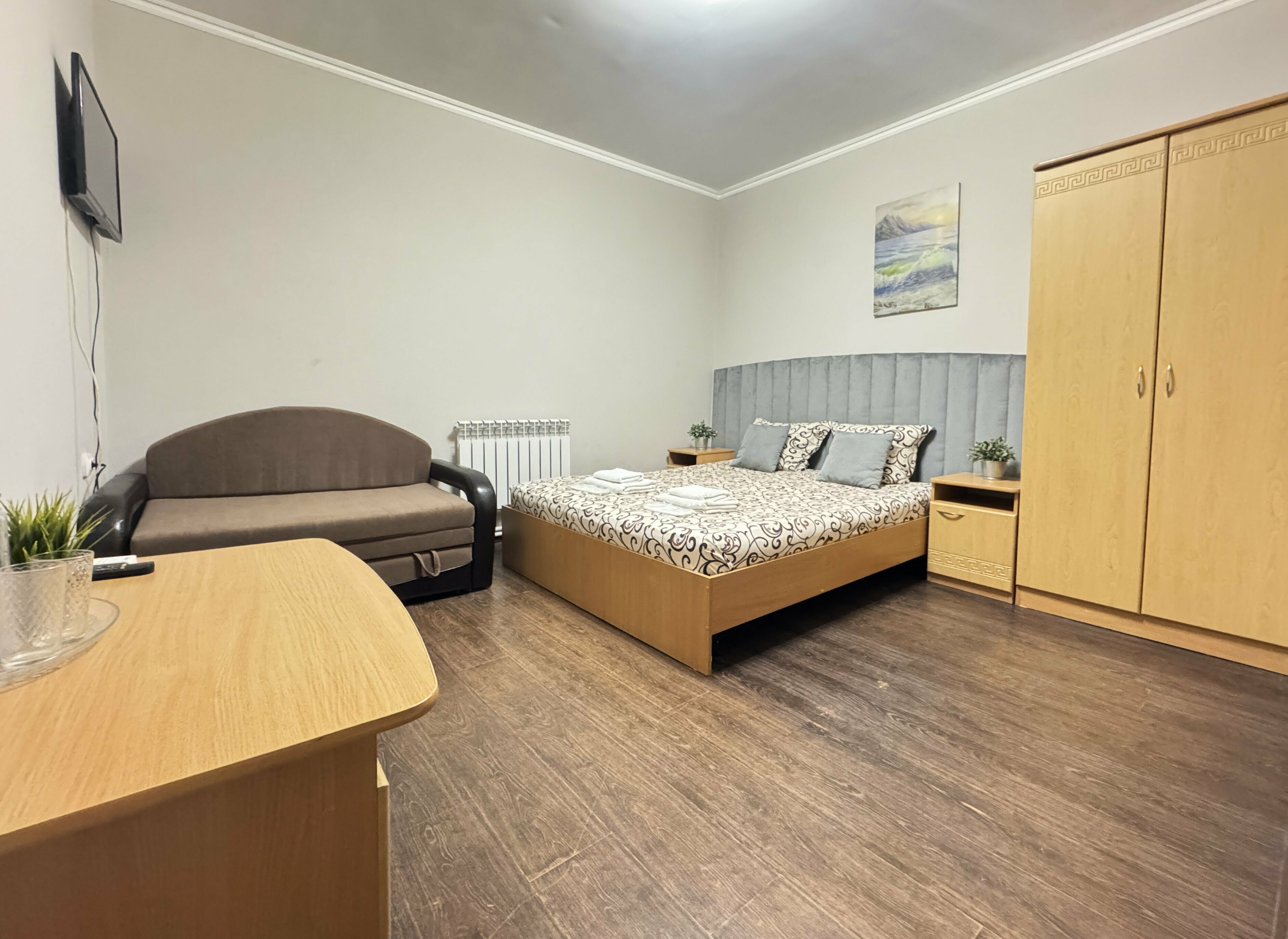 Семейный стандарт 2+2 (без окна) с двуспальной кроватью и диваном