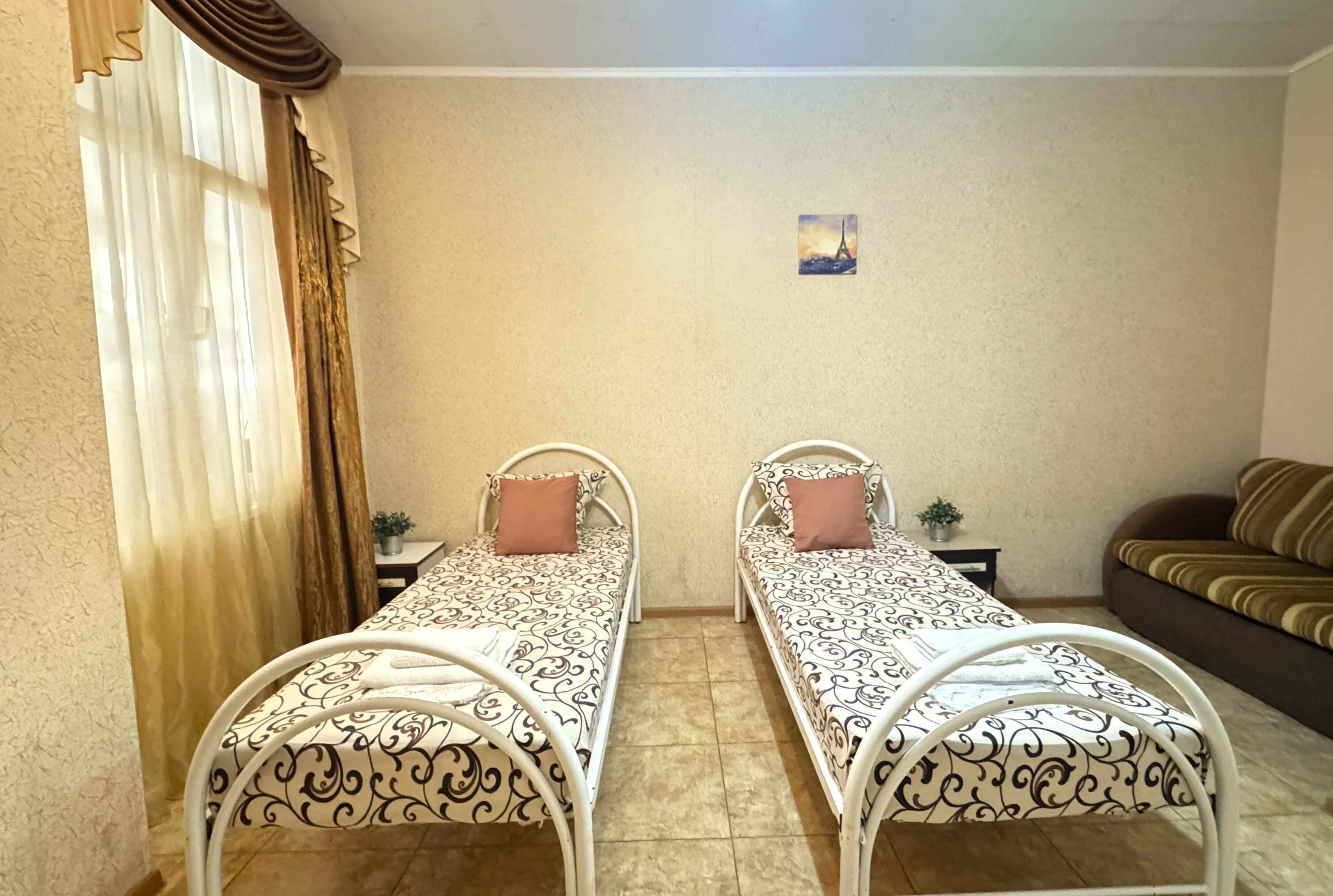 Семейный стандарт 2+2 (без окна) с раздельными кроватями и диваном (1 этаж)