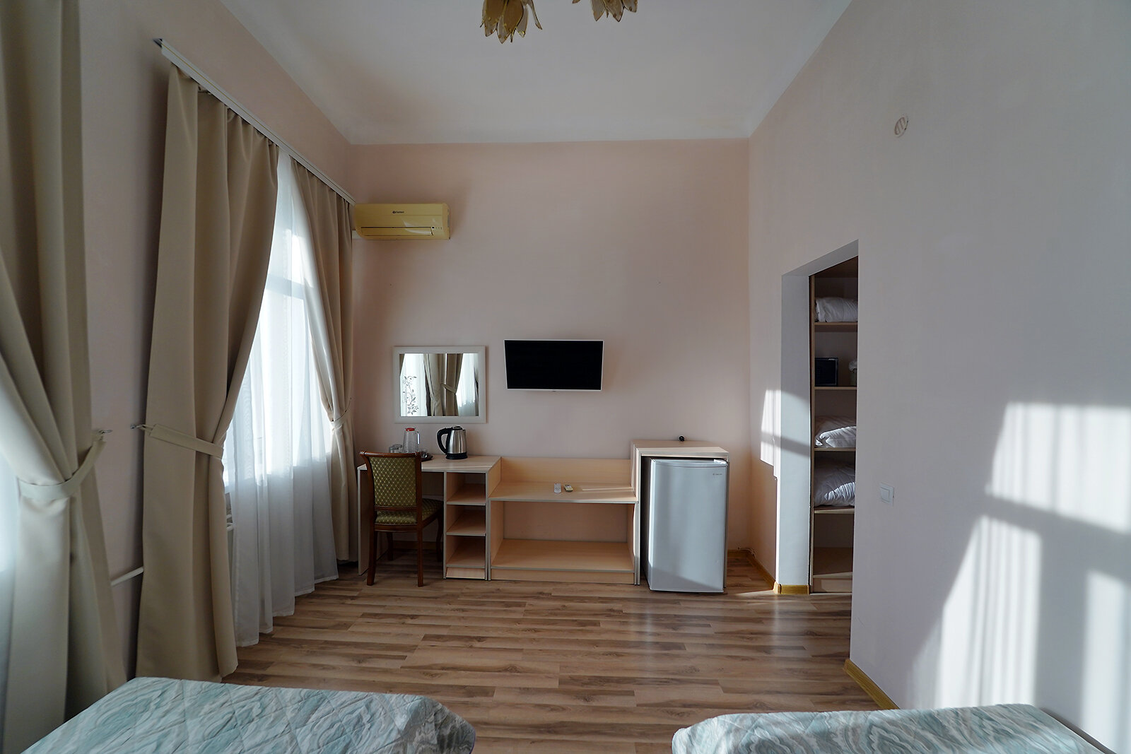 Небольшой двухместный номер с 2 отдельными кроватями