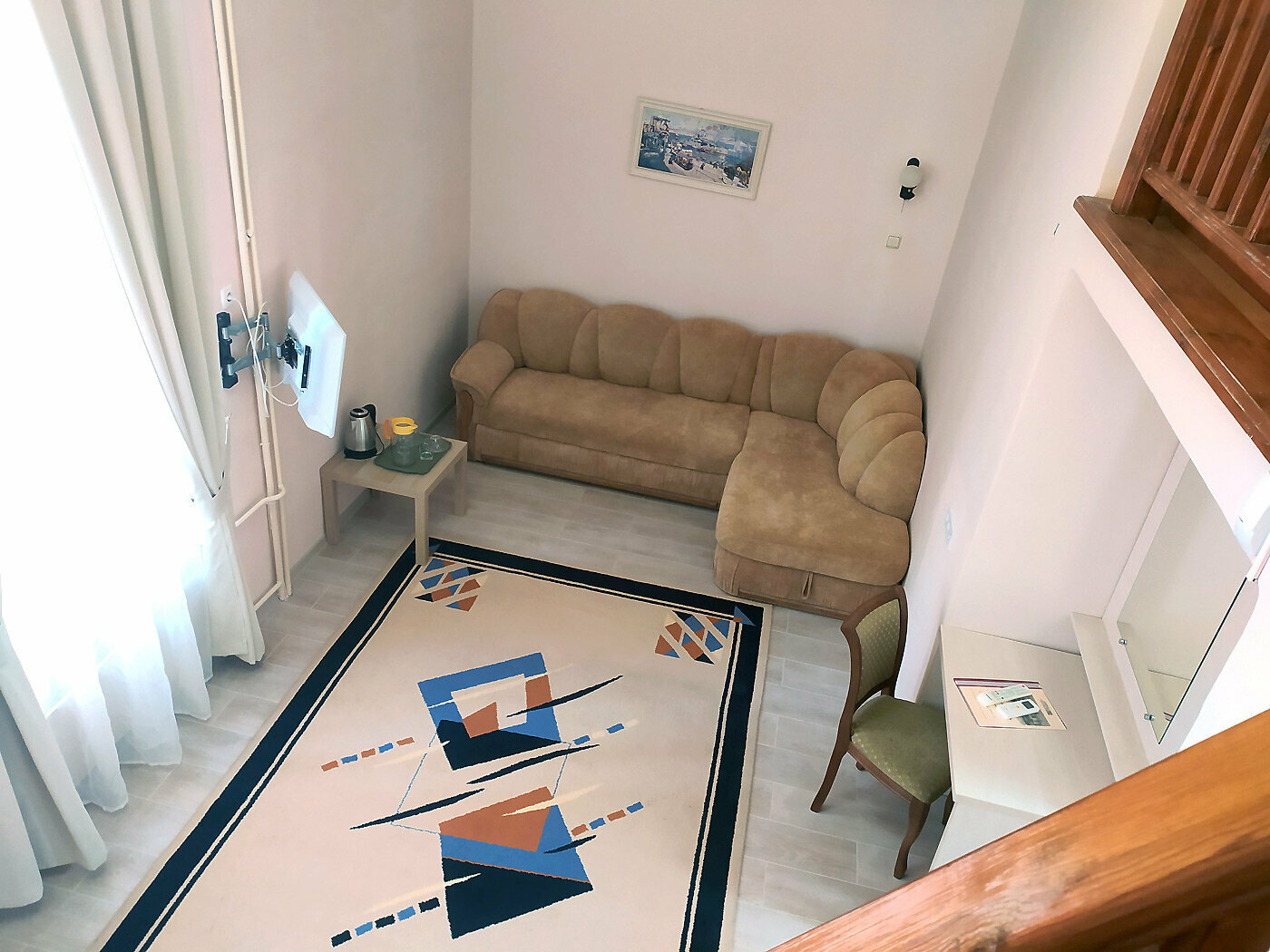 2-х уровневый номер с 2 односпальными кроватями и диваном, вид во двор