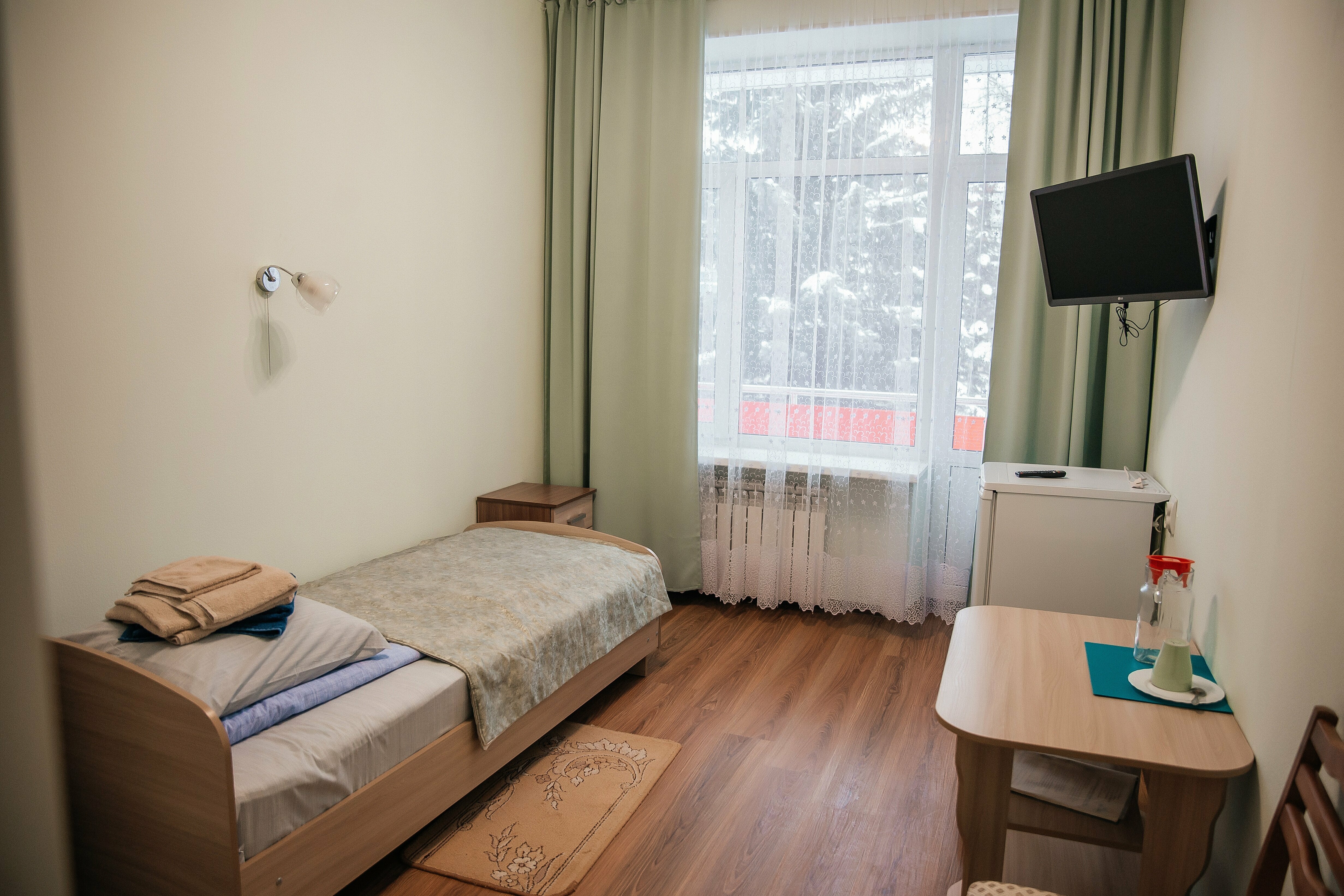 Стандарт 1-местный с односпальной кроватью, окна на сторону Волги