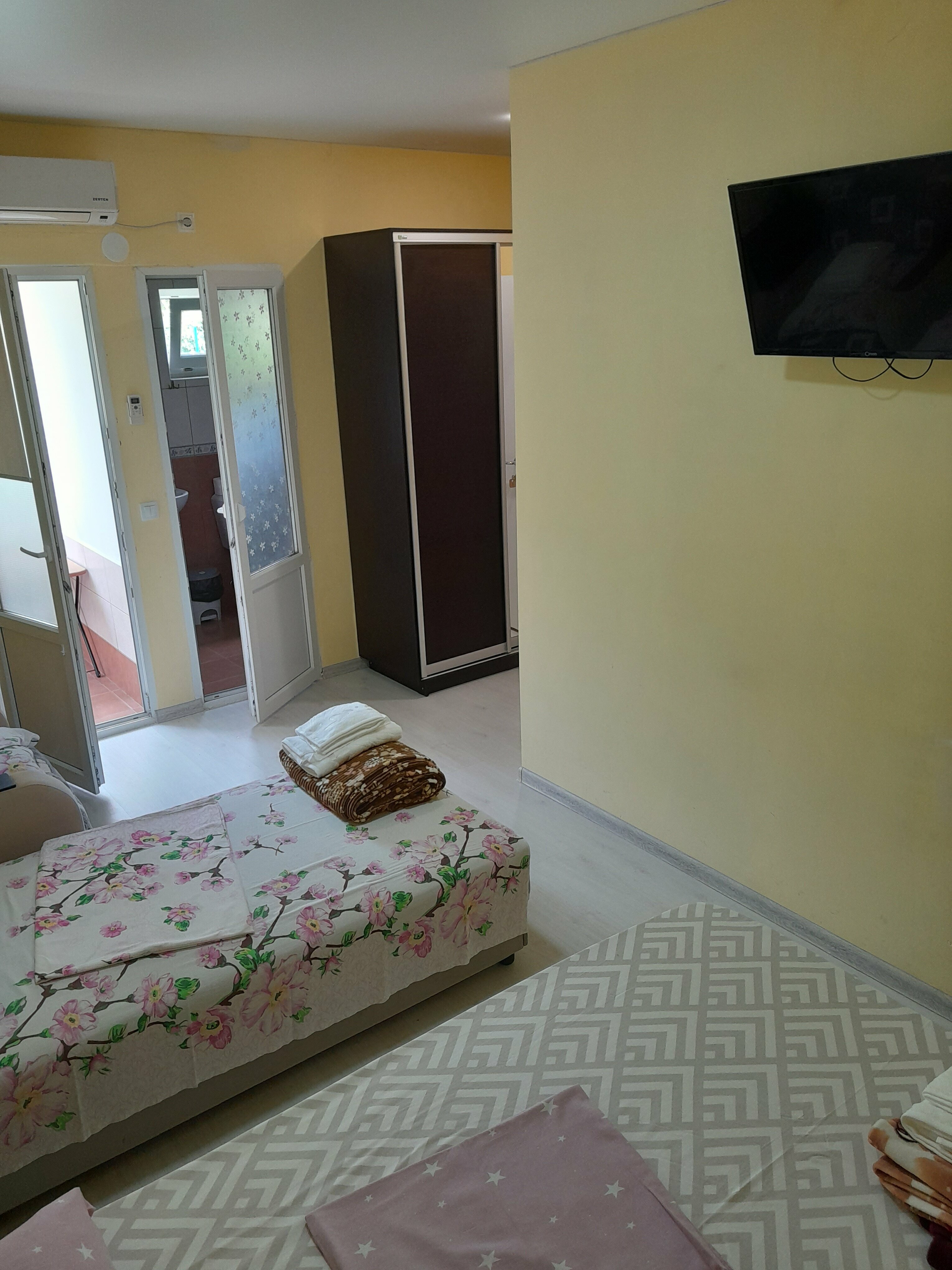 Четырехместный номер с санузлом и балконом