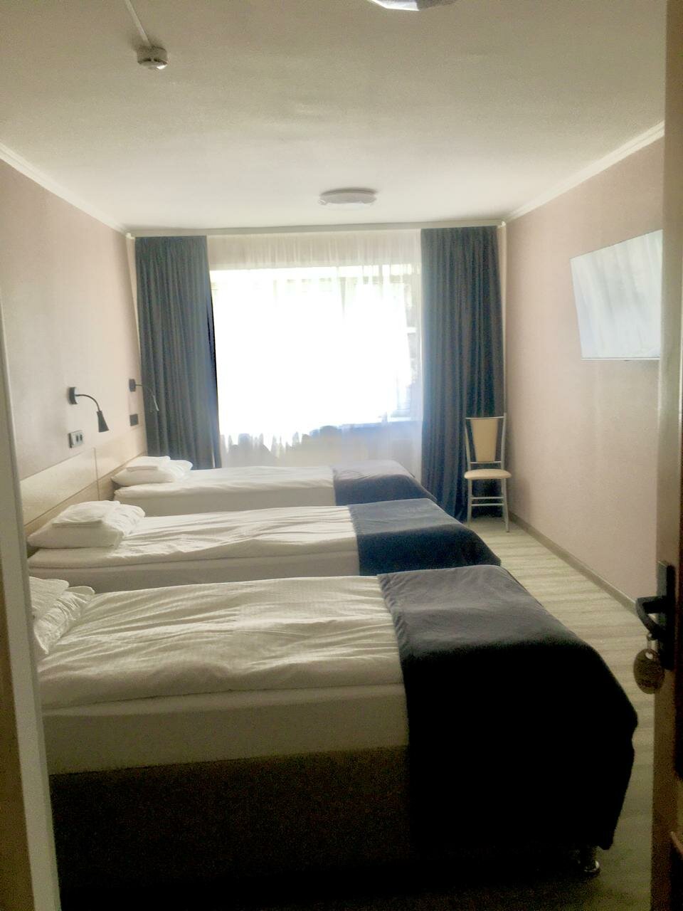 Трехместный номер «Эконом» (санузел/ душевая на этаже)