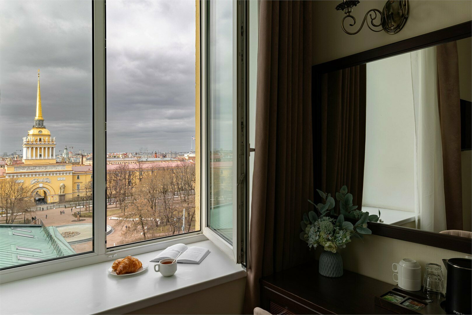 Панорамный угловой люкс  с 1 большой кроватью и видом на Адмиралтейство, Зимний Дворец, вид на крыши города(кондиционер)