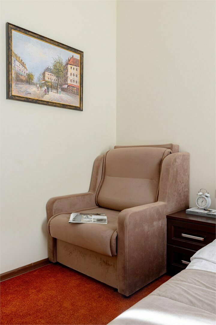 Комфортный просторный номер с 1 большой кроватью и креслом и видом во внутренний дворик(кондиционер)