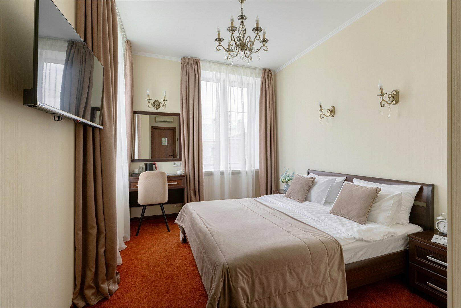 Панорамный угловой люкс  с 1 большой кроватью и видом на Адмиралтейство, Зимний Дворец, вид на крыши города(кондиционер)