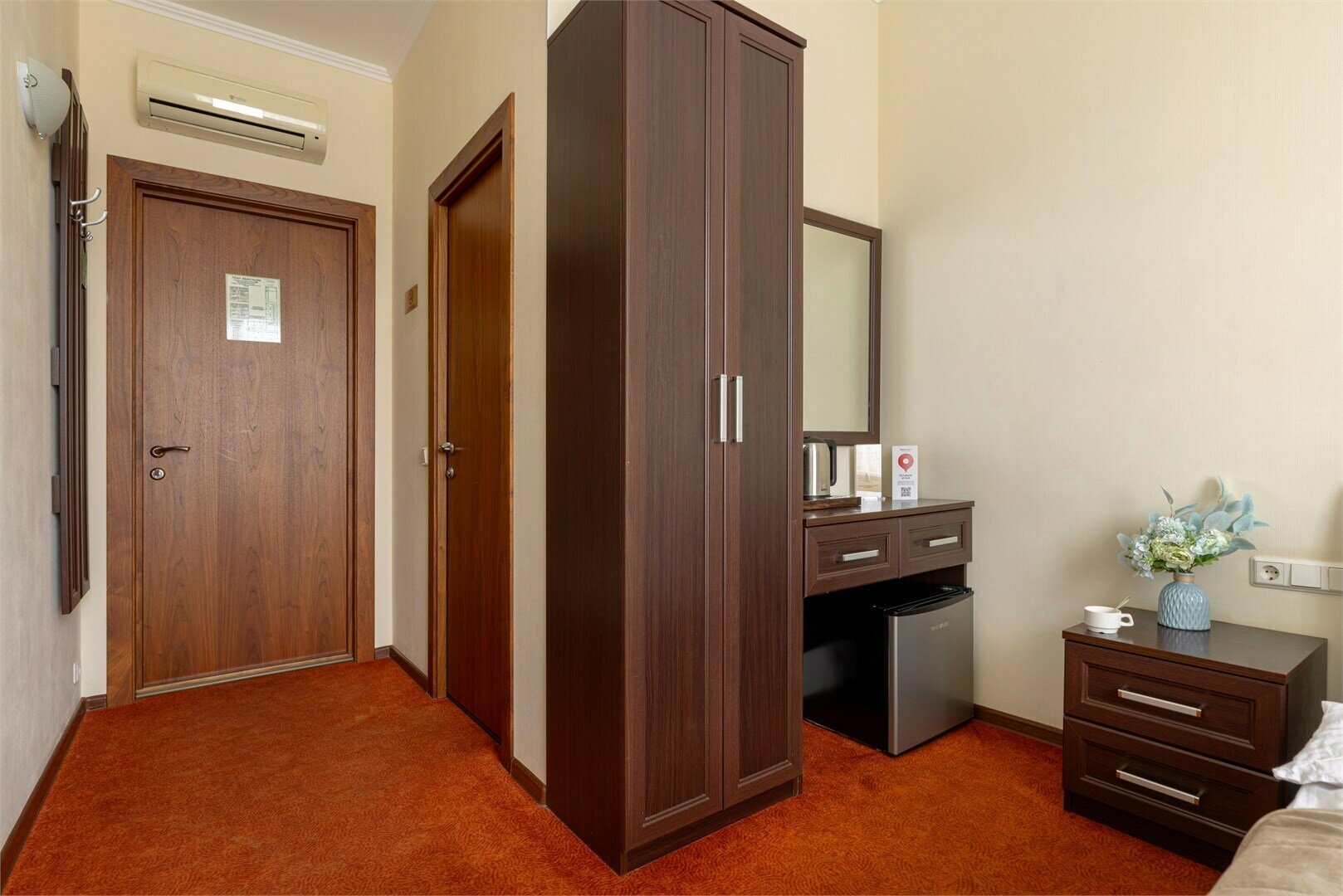 Комфортный номер с 1 большой кроватью и видом на Зимний Дворец и город, вид на крыши города(кондиционер)