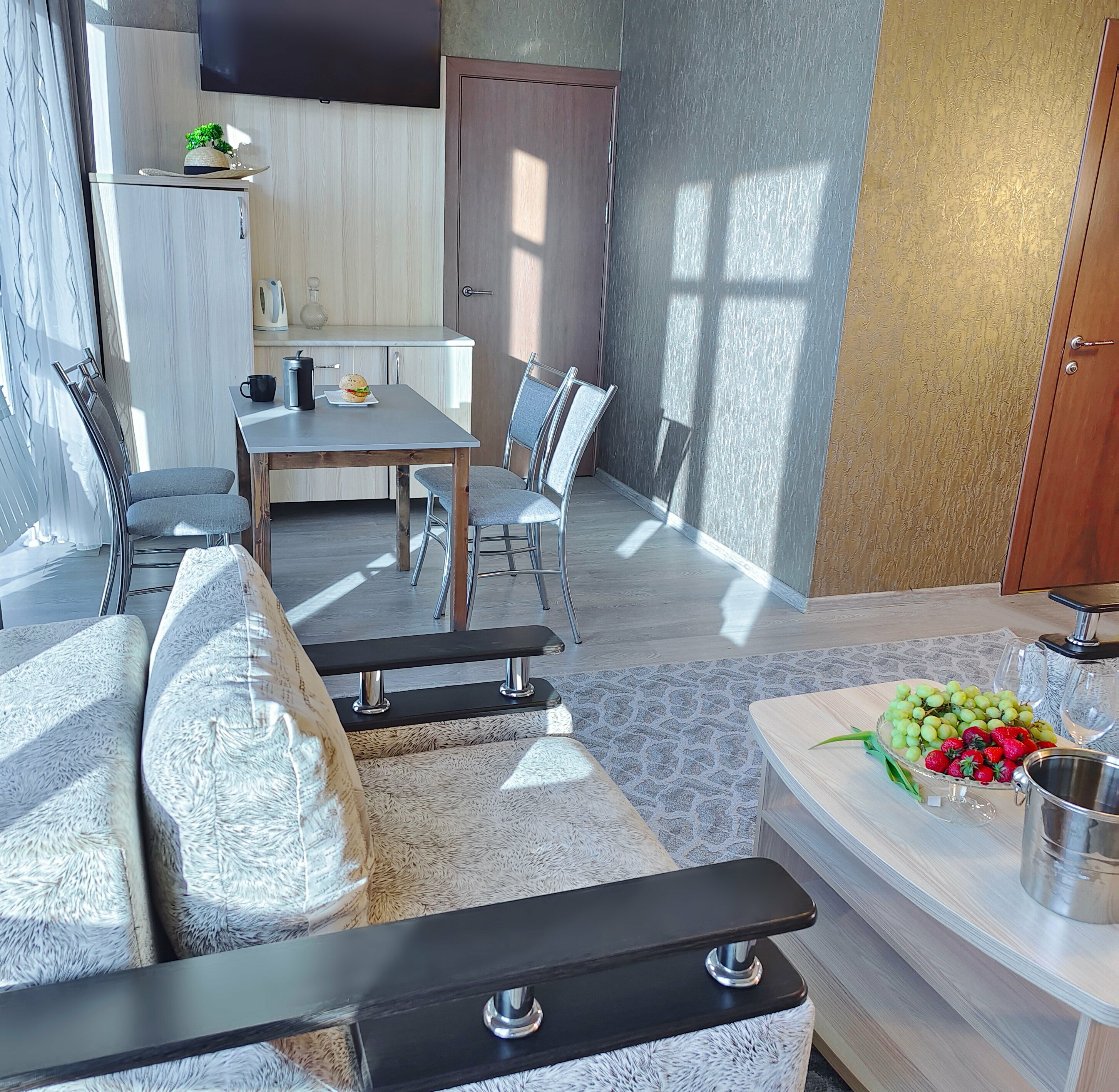 Апартаменты 4х комнатные 8ми местные с видом на территорию