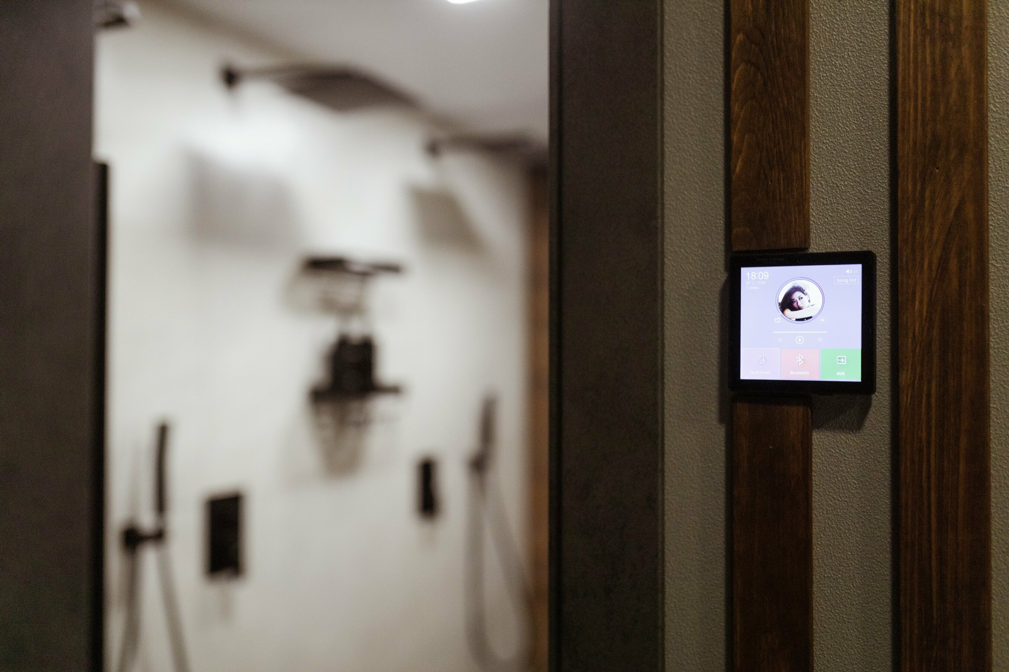 Дом баней и чаном на горе с видом на реку