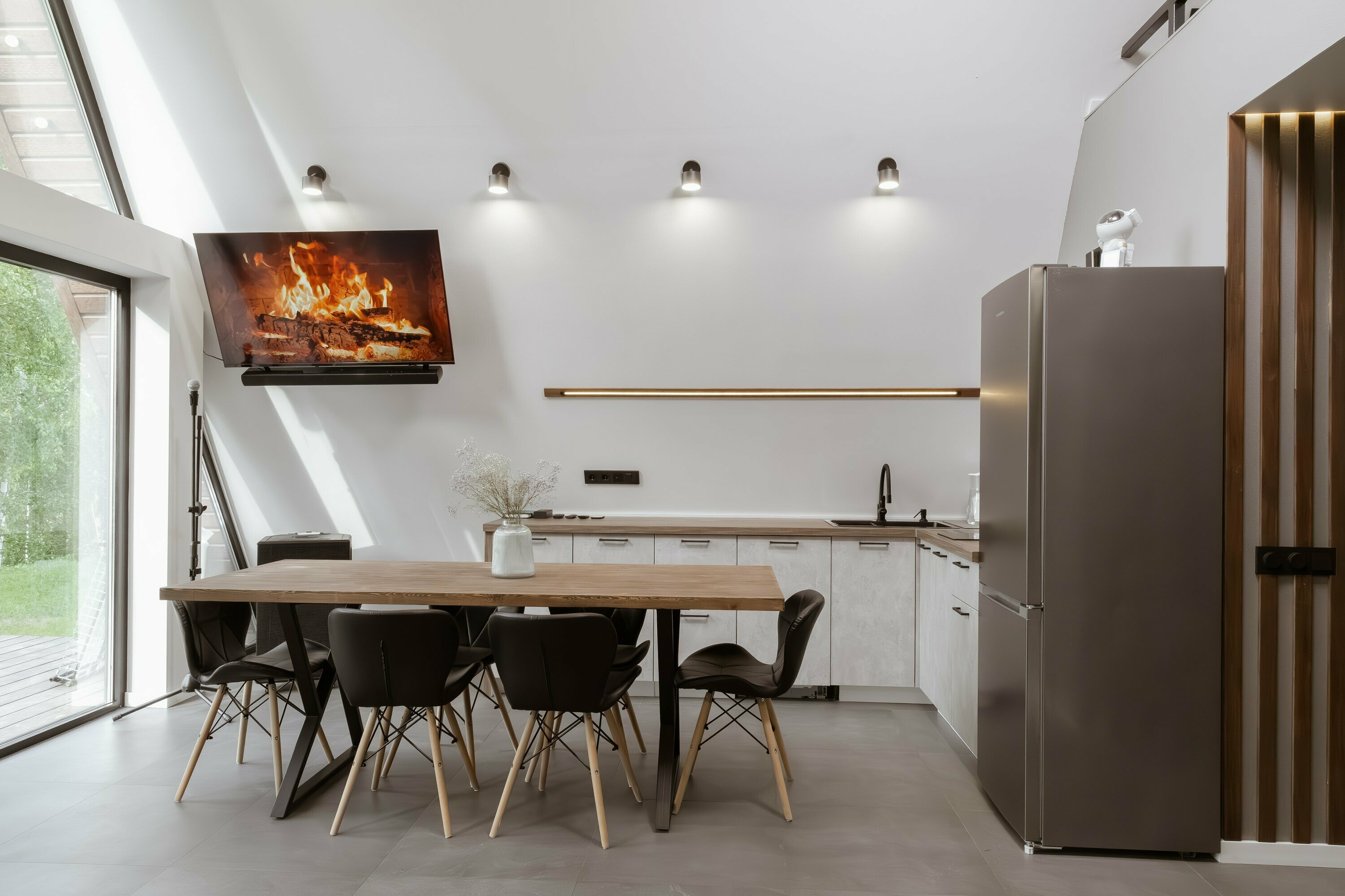 Дом баней и чаном на горе с видом на реку