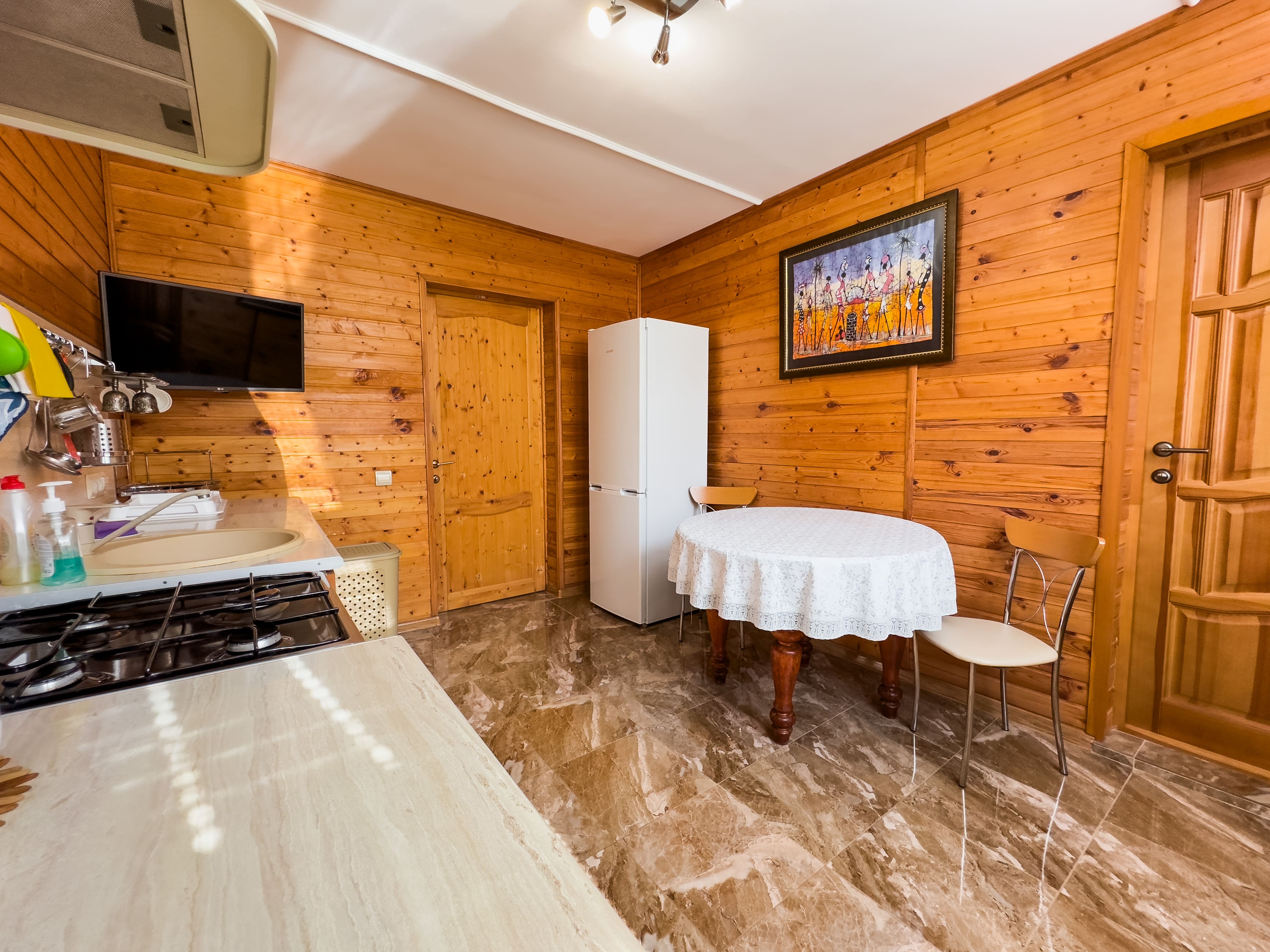 Домик люкс 5-ти местный 2-х комнатный с кухней и собственным двориком