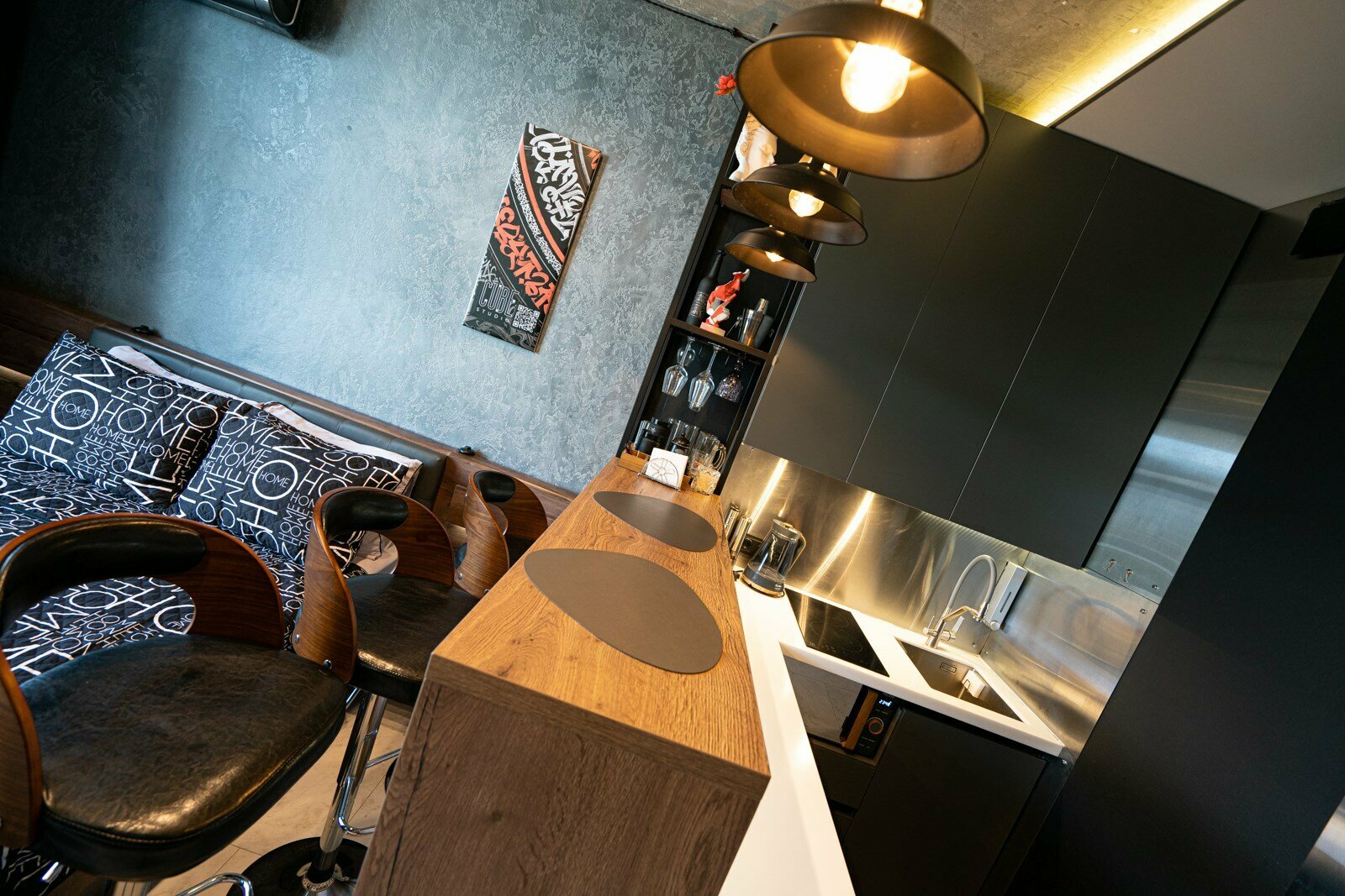 Дизайнерская студия LS-BLACK STRONG экстремальное лето в Алуште - вид на море и горы с 7 этажа