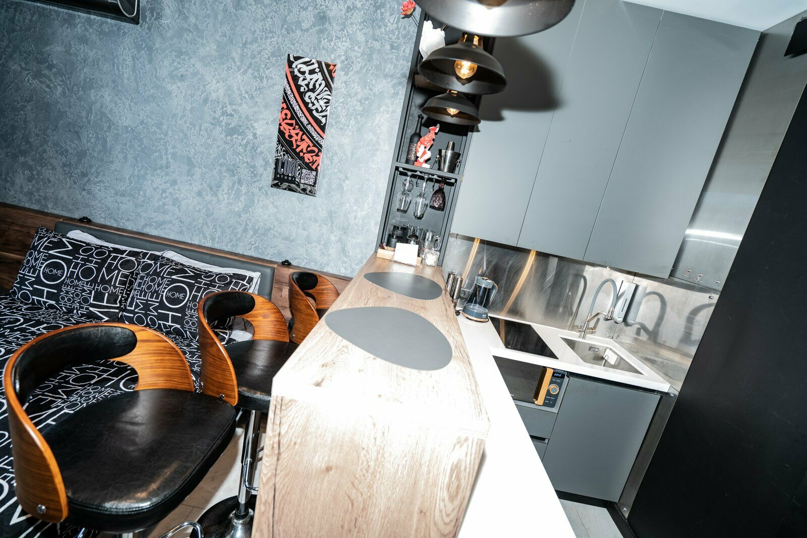 Дизайнерская студия LS-BLACK STRONG экстремальное лето в Алуште - вид на море и горы с 7 этажа