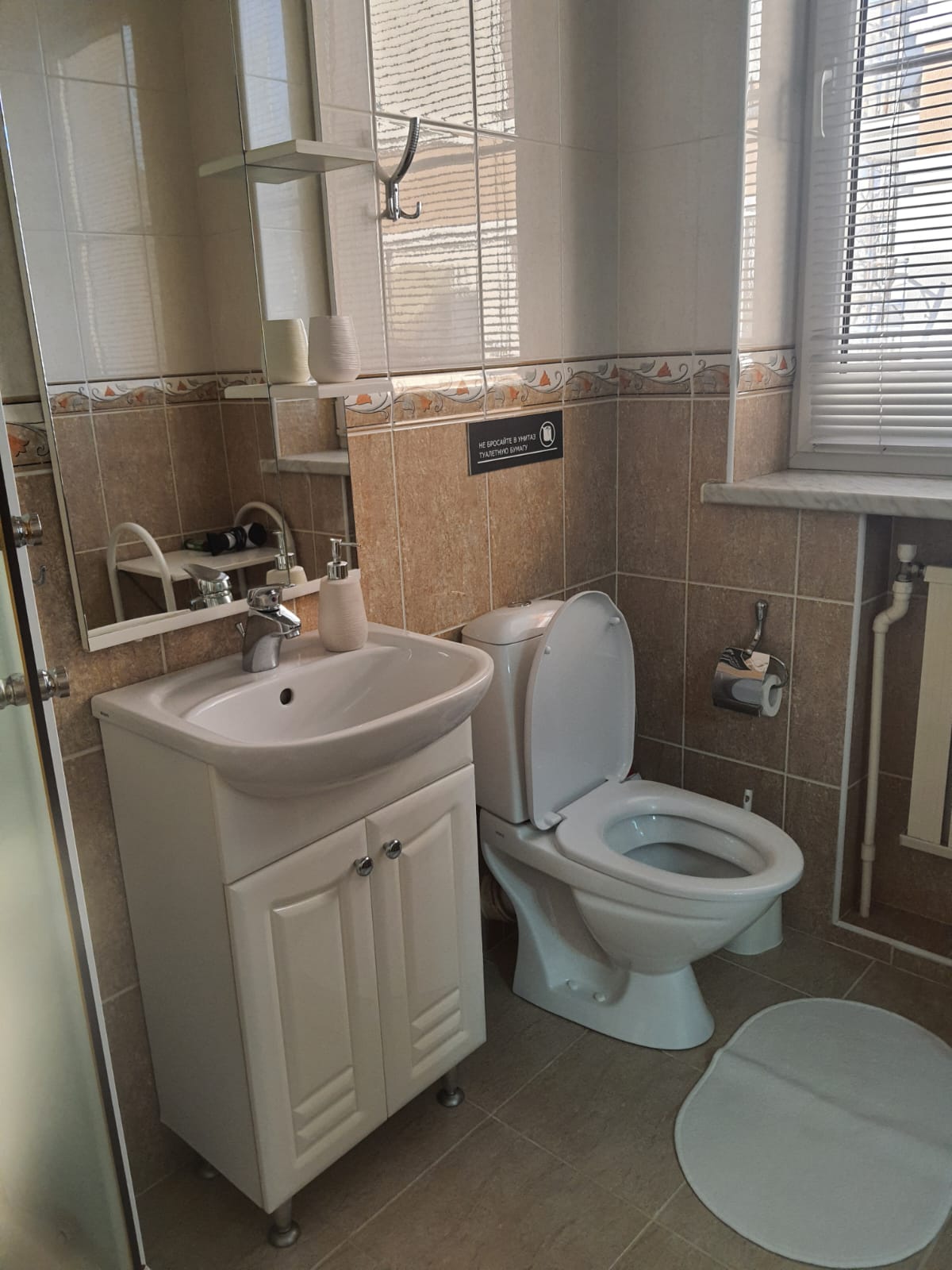 Двухместный номер с двуспальной кроватью и дополнительной кроватью