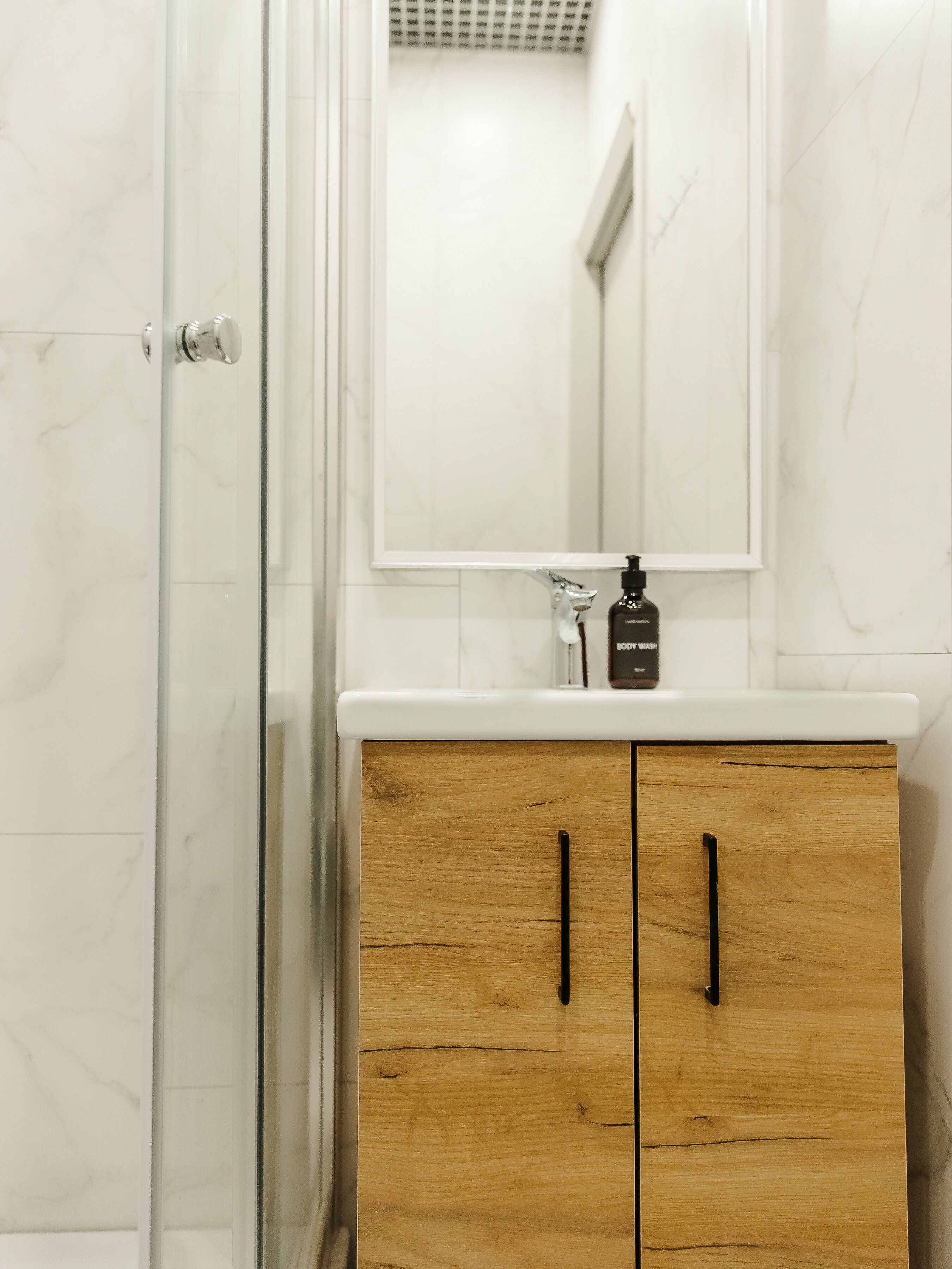 Уютный маленький одноместный номер с новым ремонтом, большой кроватью  и индивидуальной ванной комнатой в 1 метре от номера